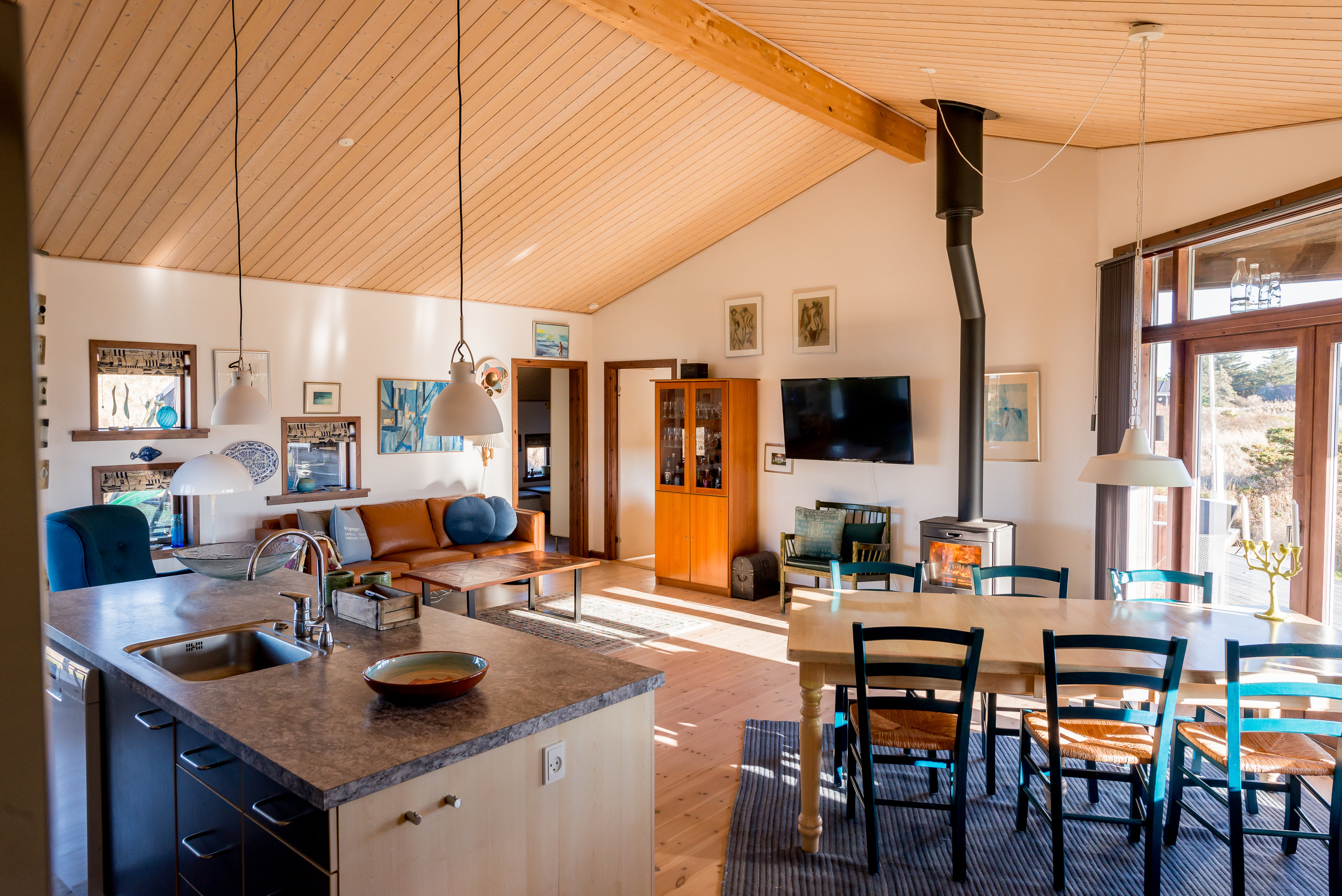 Fremhævet køkken-alrum billede i fuldskærmstilstand. Billede af Krageengen 7, Tornby, 9850 Hirtshals