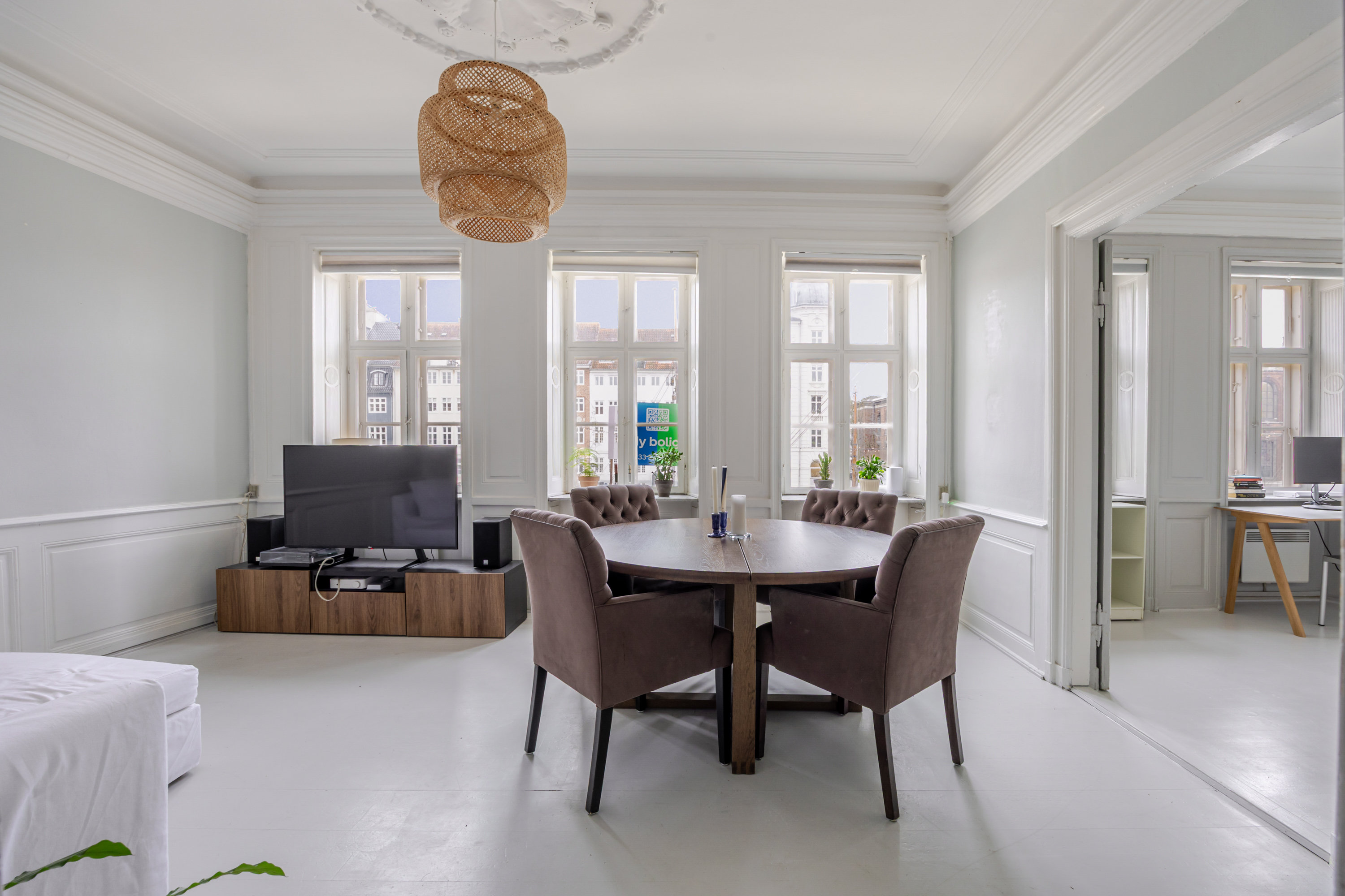 Fremhævet stue billede i fuldskærmstilstand. Billede af Nyhavn 23, 1., 1051 København K