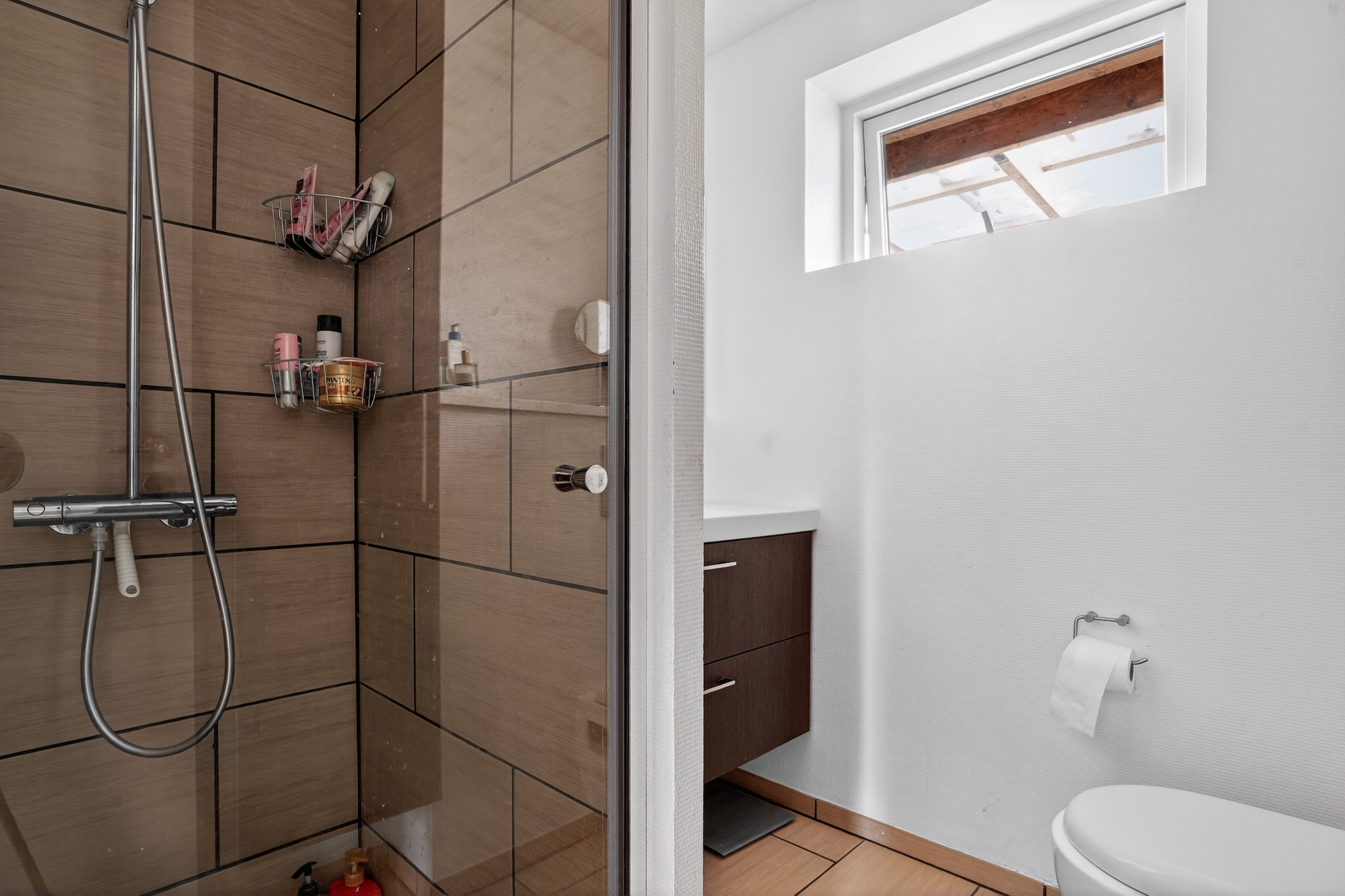 Fremhævet badeværelse billede i fuldskærmstilstand. Billede af Risvænget 17, Tuse, 4300 Holbæk