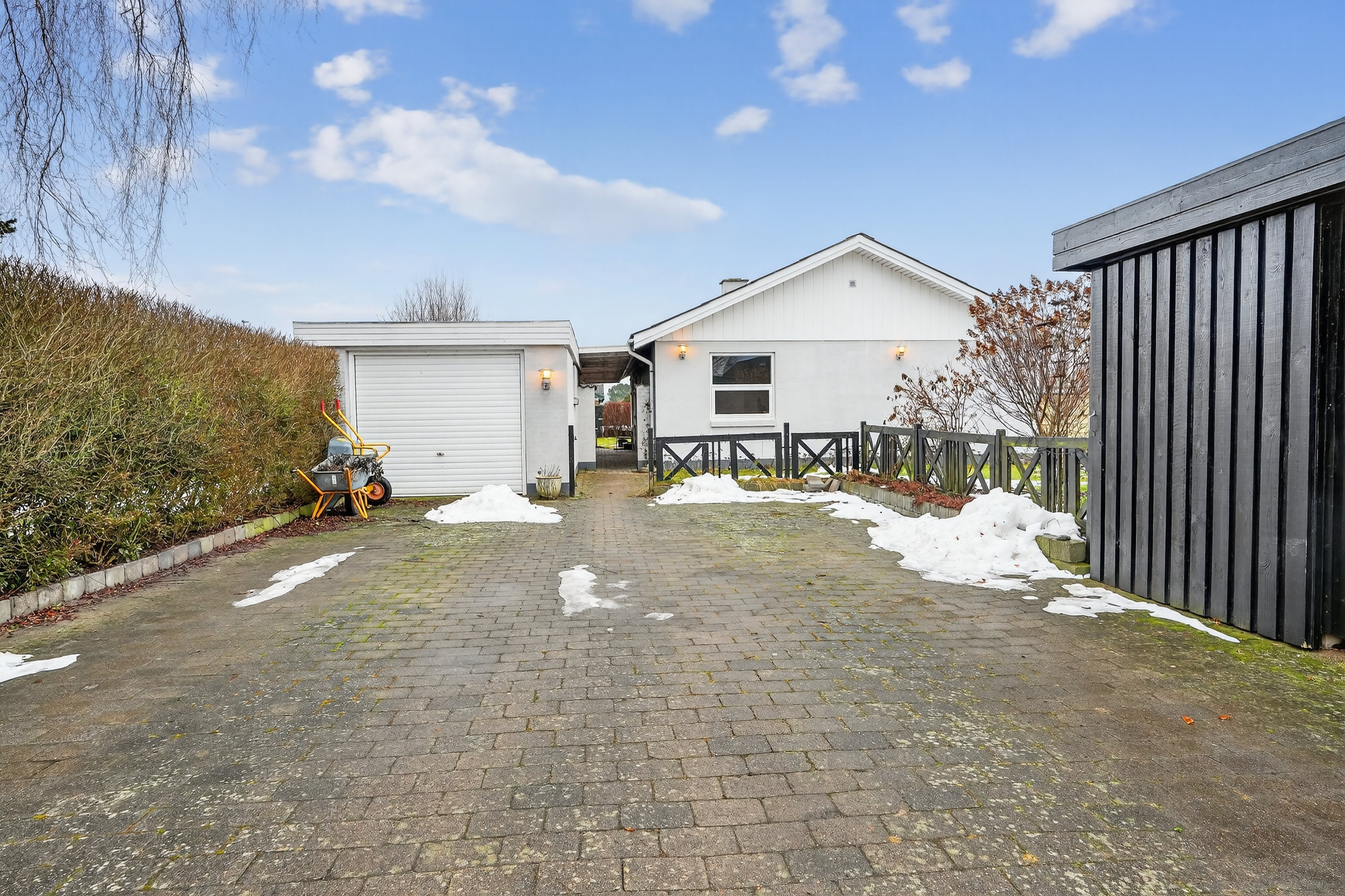 Fremhævet indkørsel billede i fuldskærmstilstand. Billede af Risvænget 17, Tuse, 4300 Holbæk