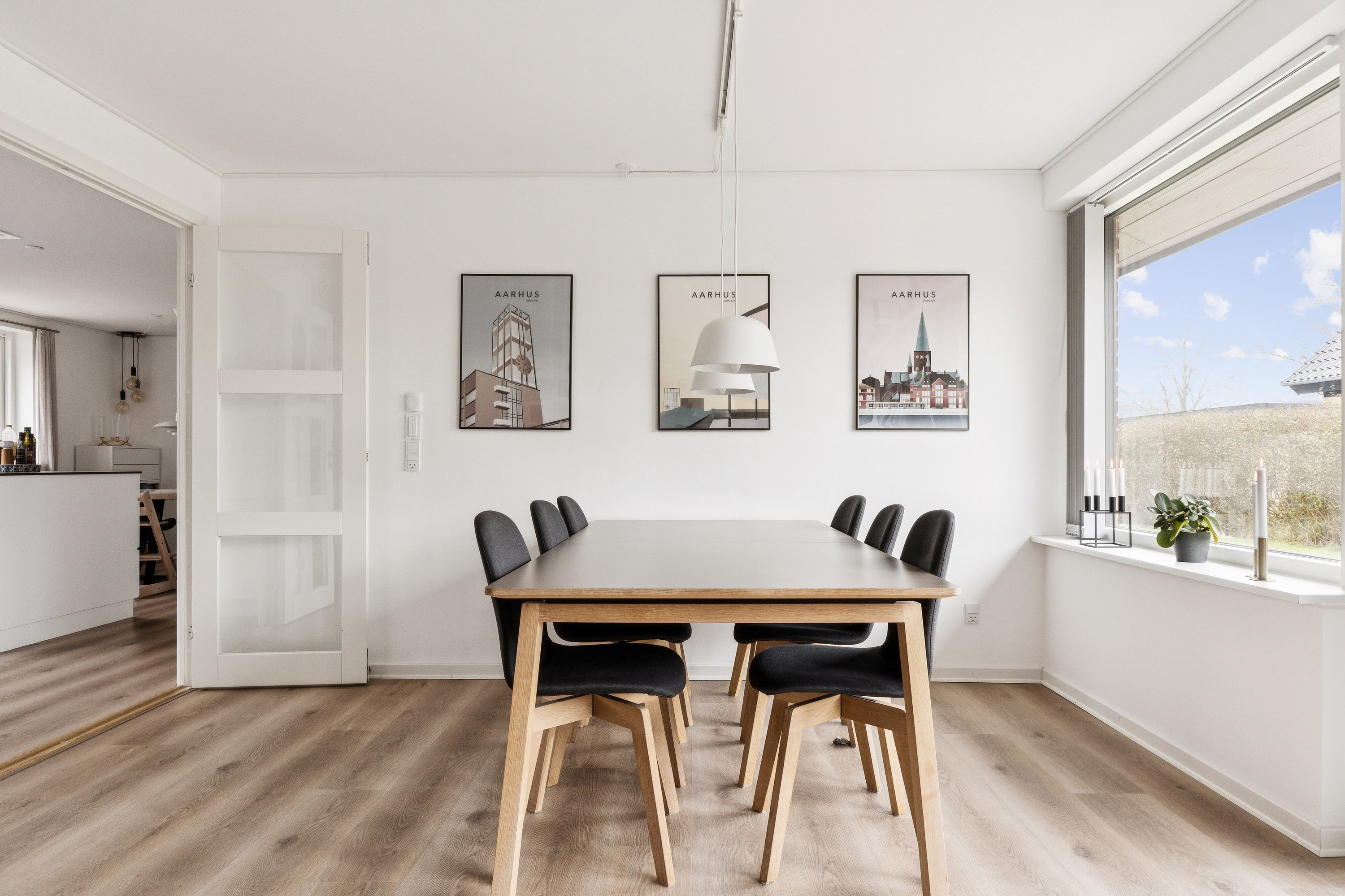 Fremhævet stue billede i fuldskærmstilstand. Billede af Rosendalvej 3, Stavtrup, 8260 Viby J