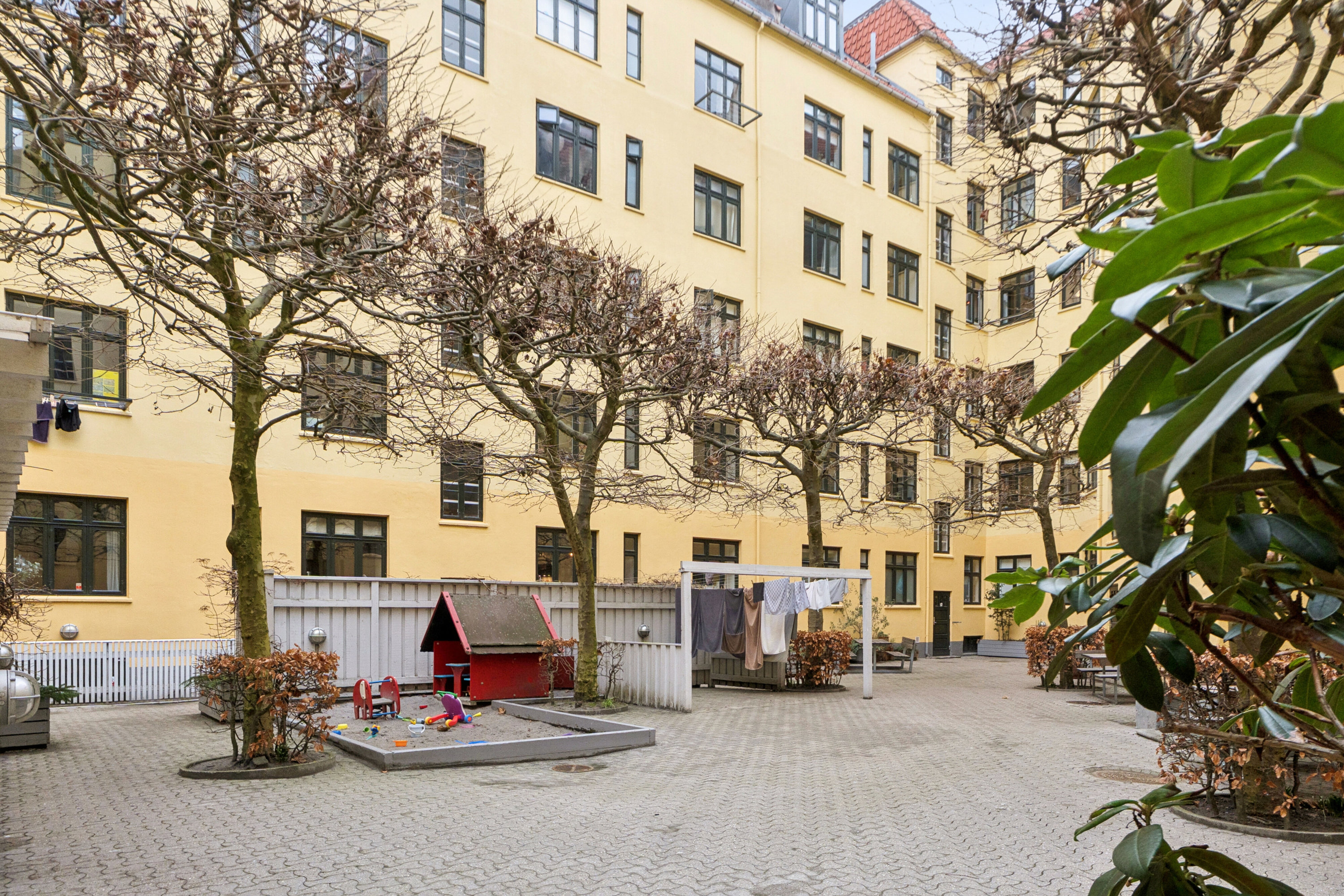 Fremhævet facade billede i fuldskærmstilstand. Billede af Snorresgade 2, 3. tv., 2300 København S