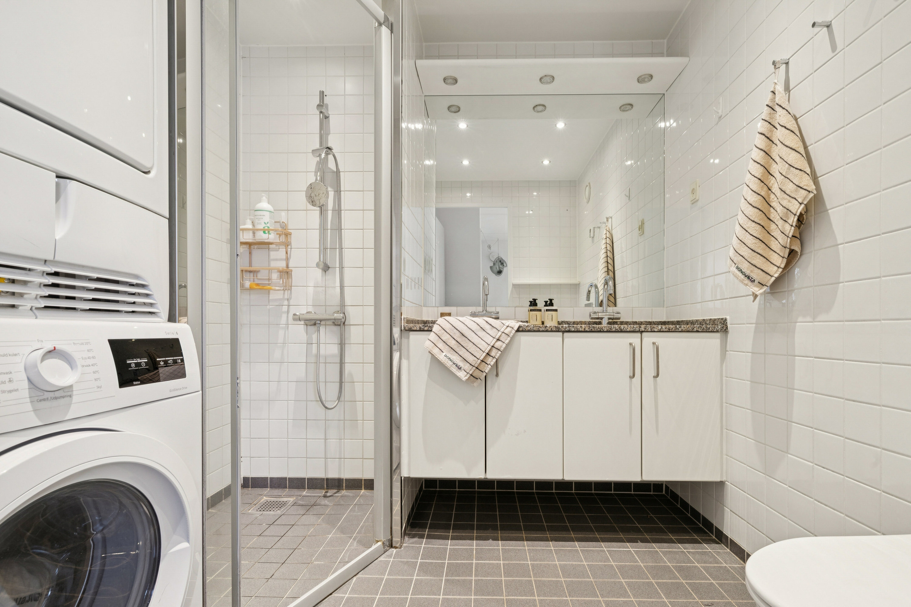 Fremhævet badeværelse billede i fuldskærmstilstand. Billede af Klaksvigsgade 7, 5. tv., 2300 København S