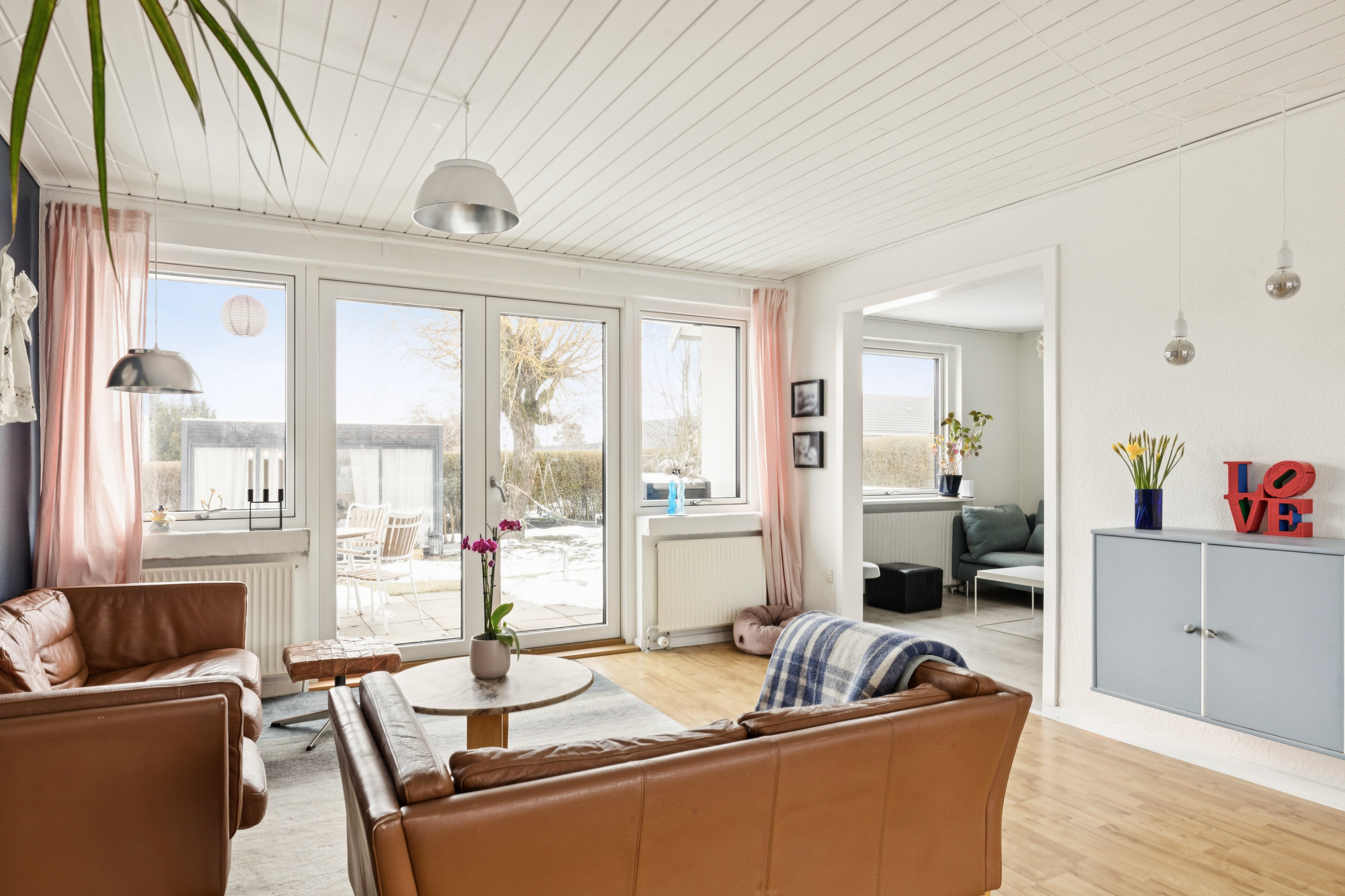 Fremhævet stue billede i fuldskærmstilstand. Billede af Topasvej 3, 8541 Skødstrup