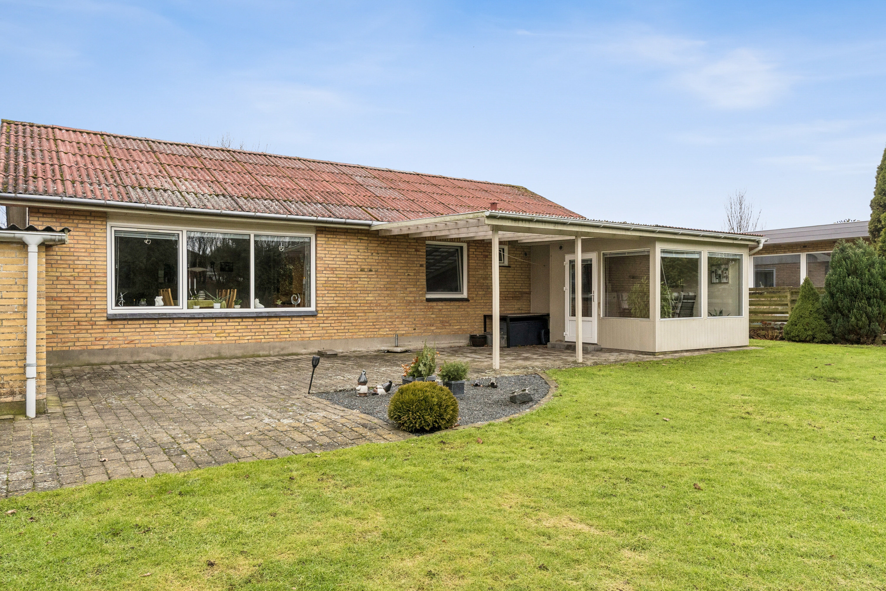 Fremhævet set fra haven billede i fuldskærmstilstand. Billede af Søndervænget 2, Hvidbjerg, 7790 Thyholm