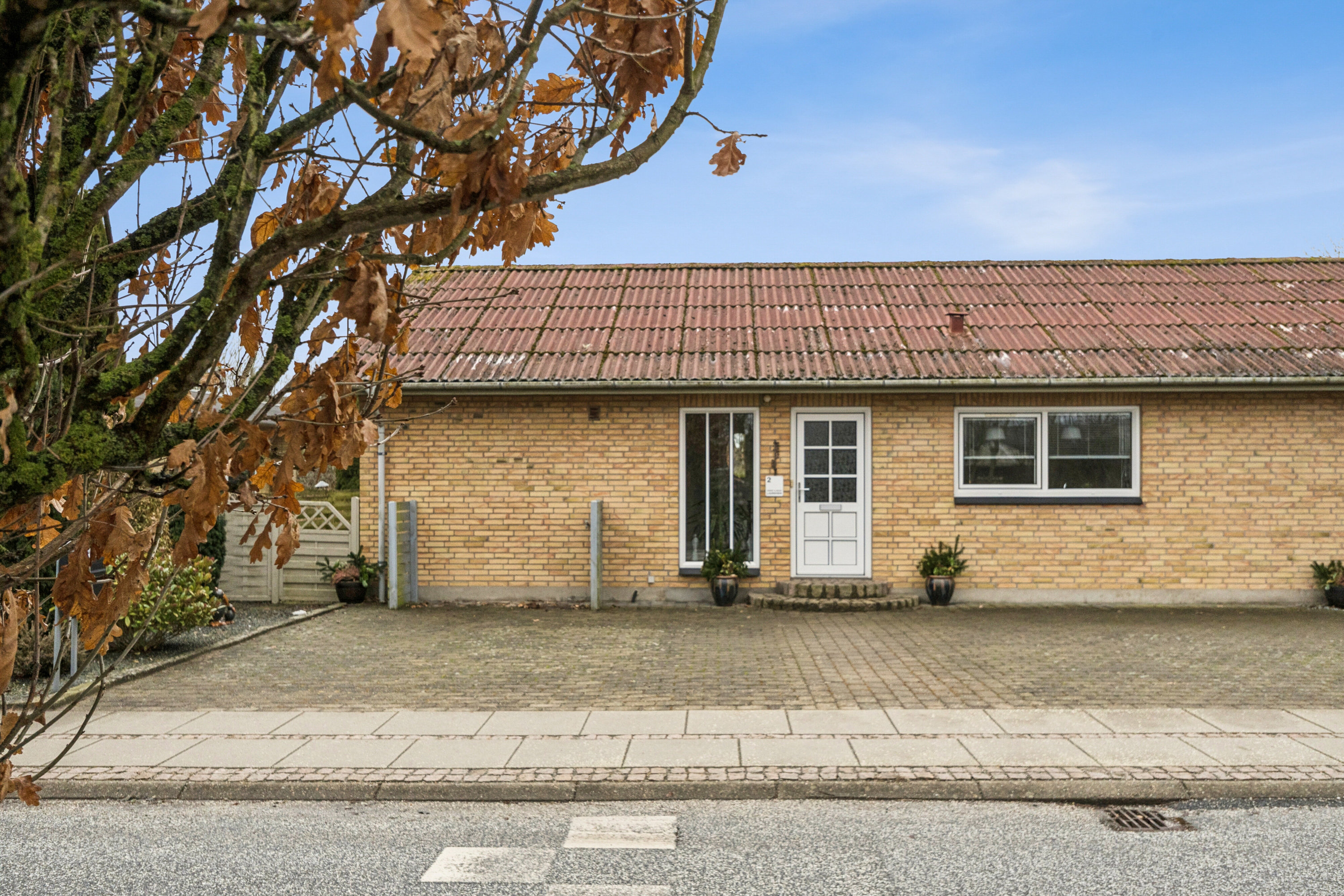 Fremhævet set fra vejen billede i fuldskærmstilstand. Billede af Søndervænget 2, Hvidbjerg, 7790 Thyholm