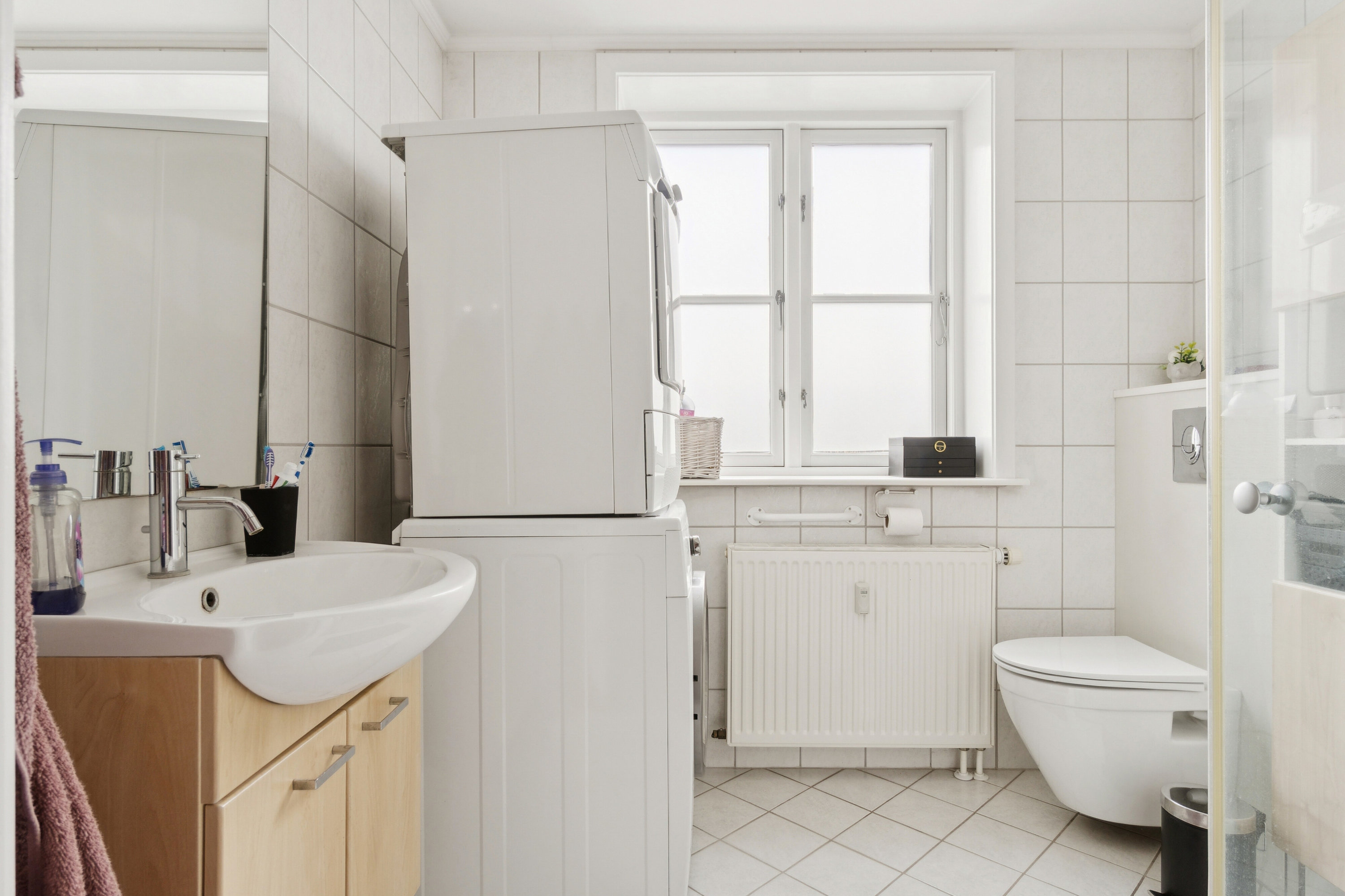 Fremhævet badeværelse billede i fuldskærmstilstand. Billede af Østergade 62D, Rønne, 3700 Rønne