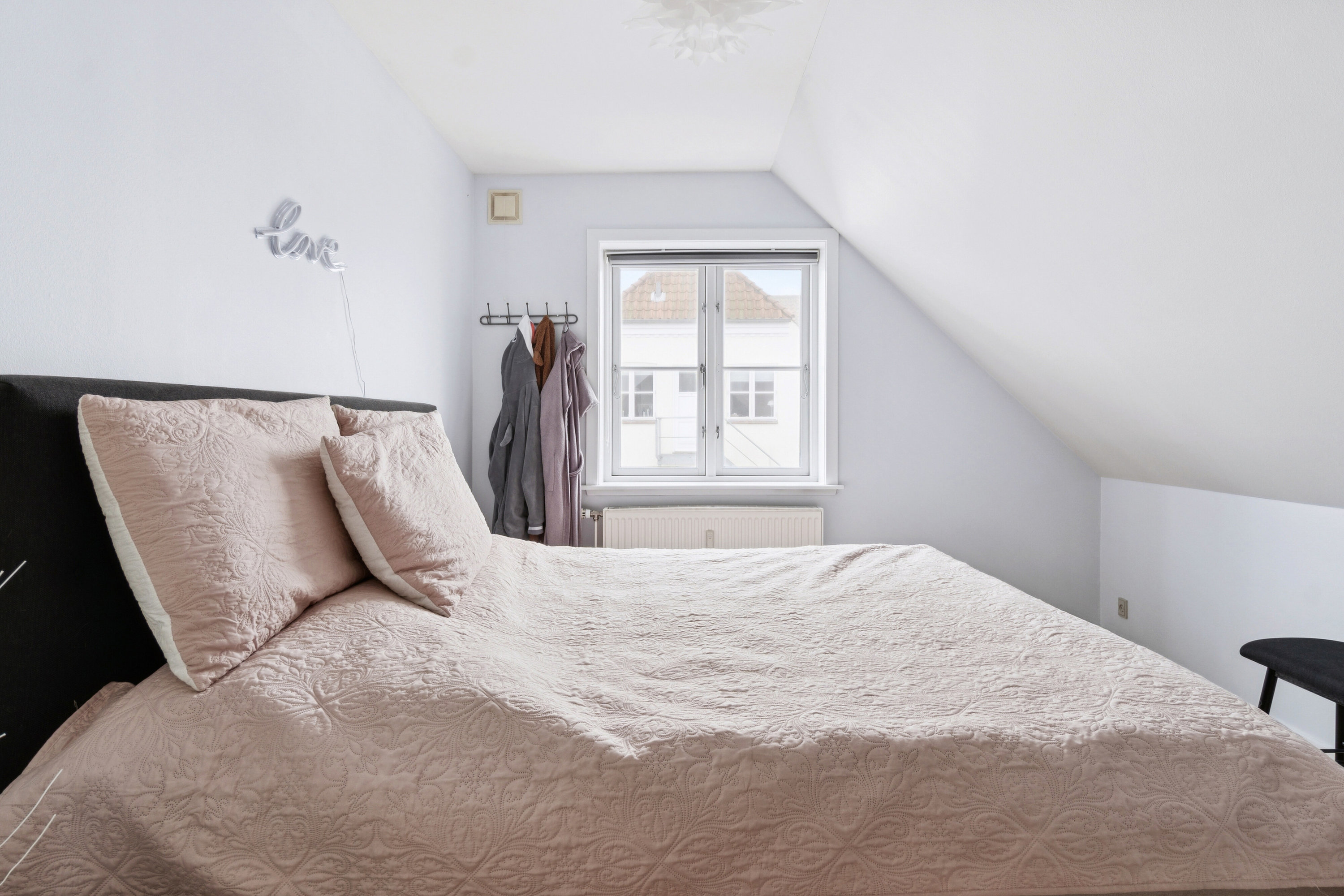 Fremhævet soveværelse billede i fuldskærmstilstand. Billede af Østergade 62D, Rønne, 3700 Rønne