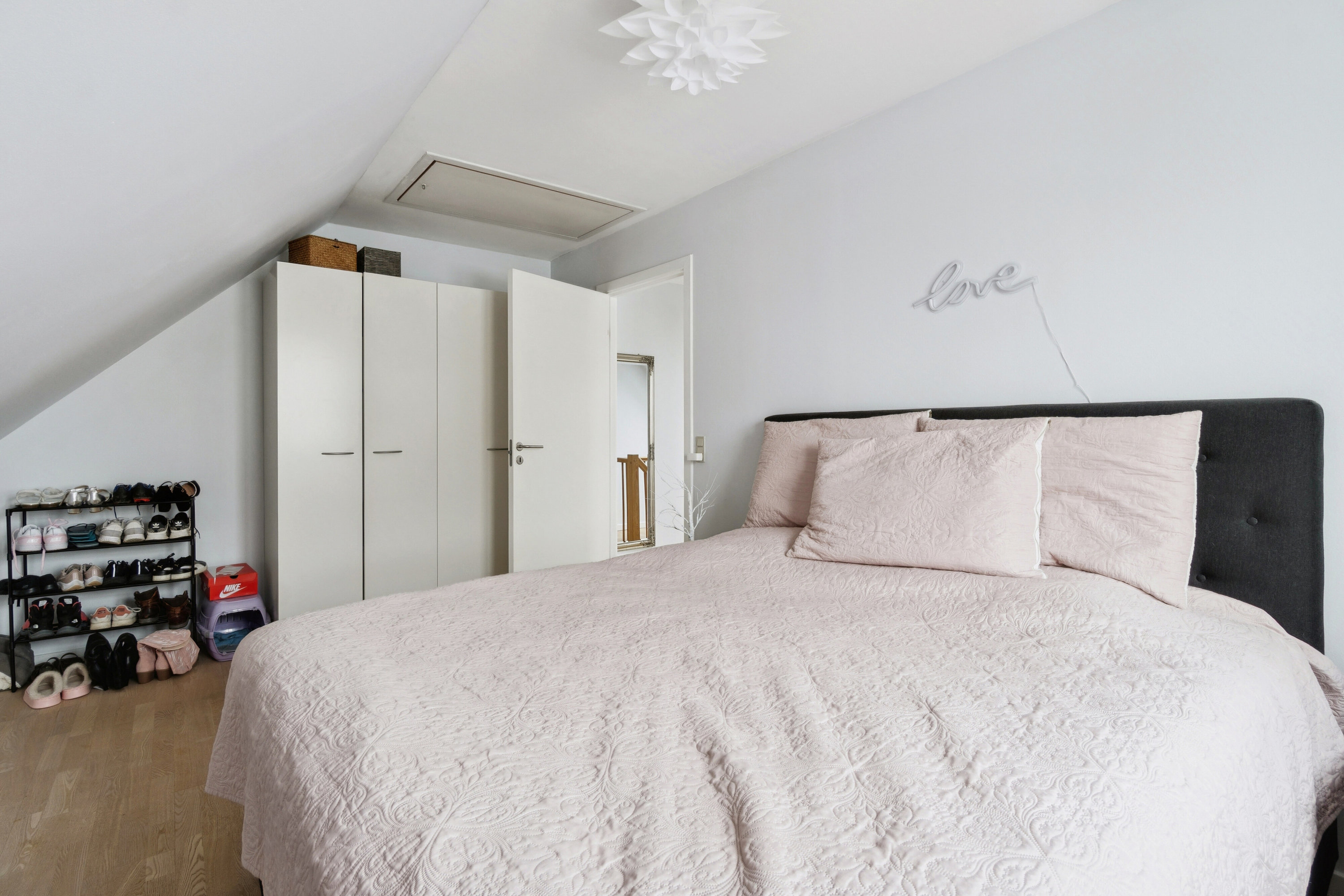 Fremhævet soveværelse billede i fuldskærmstilstand. Billede af Østergade 62D, Rønne, 3700 Rønne