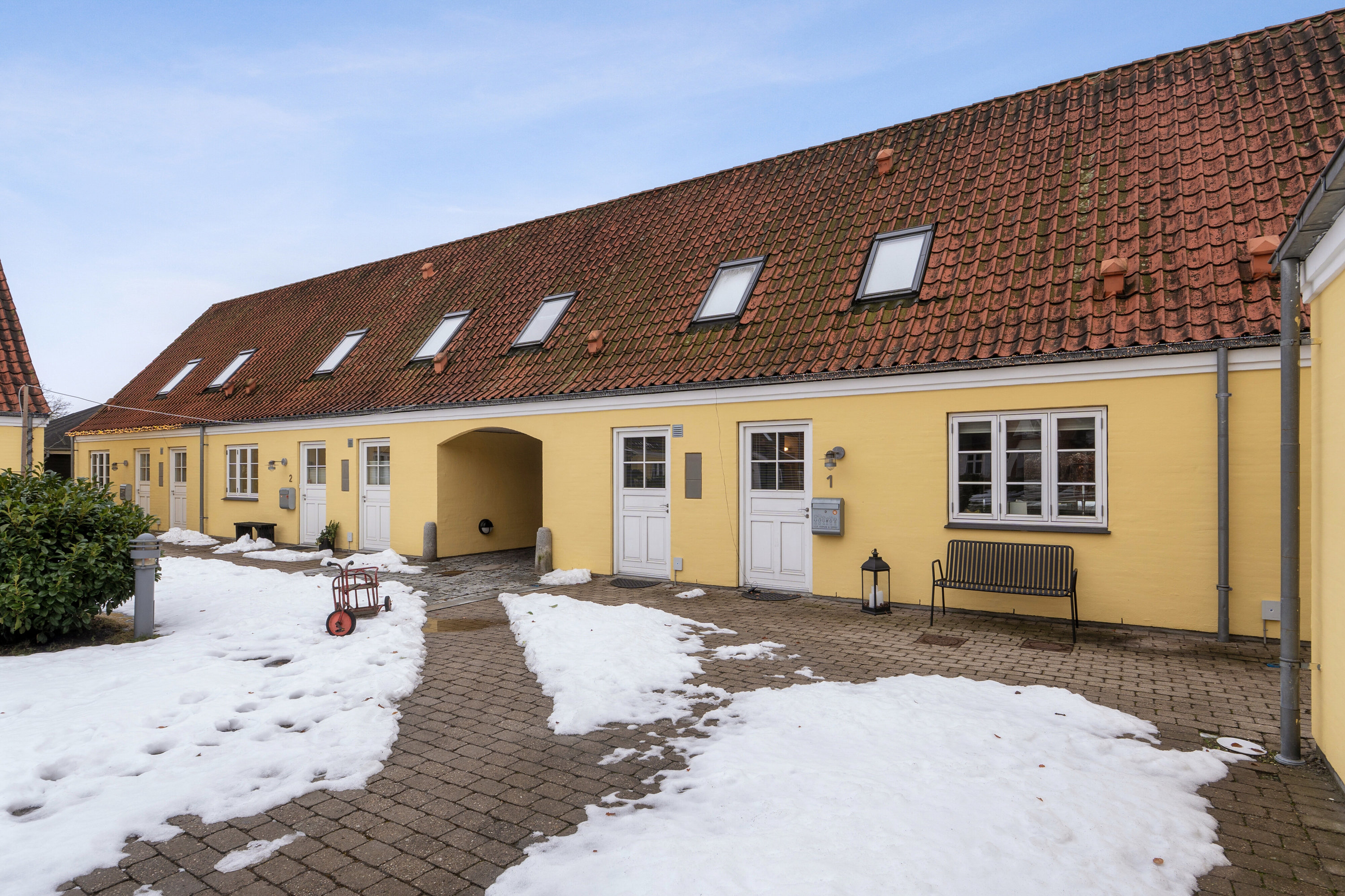 Fremhævet set fra vejen billede i fuldskærmstilstand. Billede af Mejerihusene 1, 2600 Glostrup