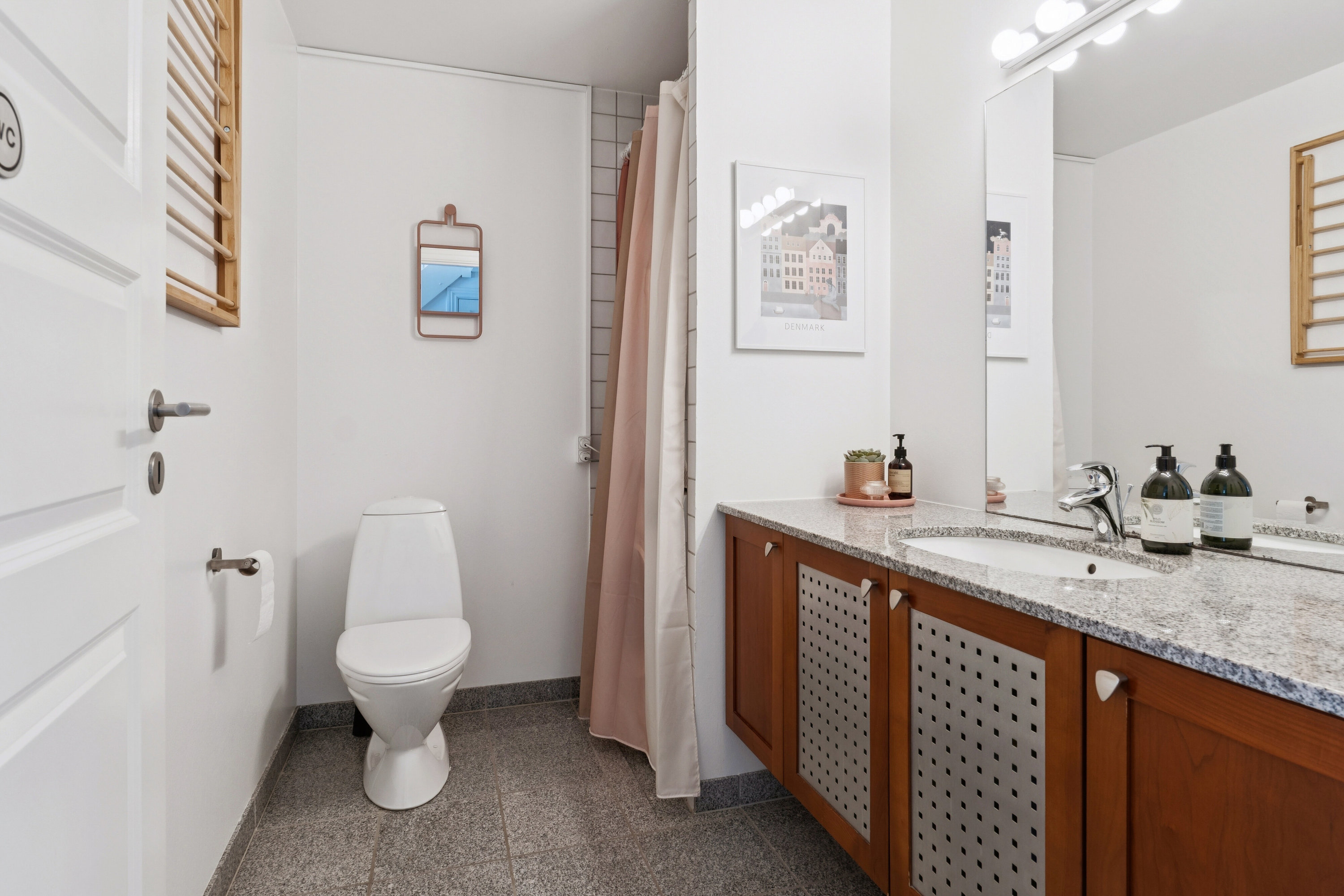 Fremhævet badeværelse billede i fuldskærmstilstand. Billede af Mejerihusene 1, 2600 Glostrup