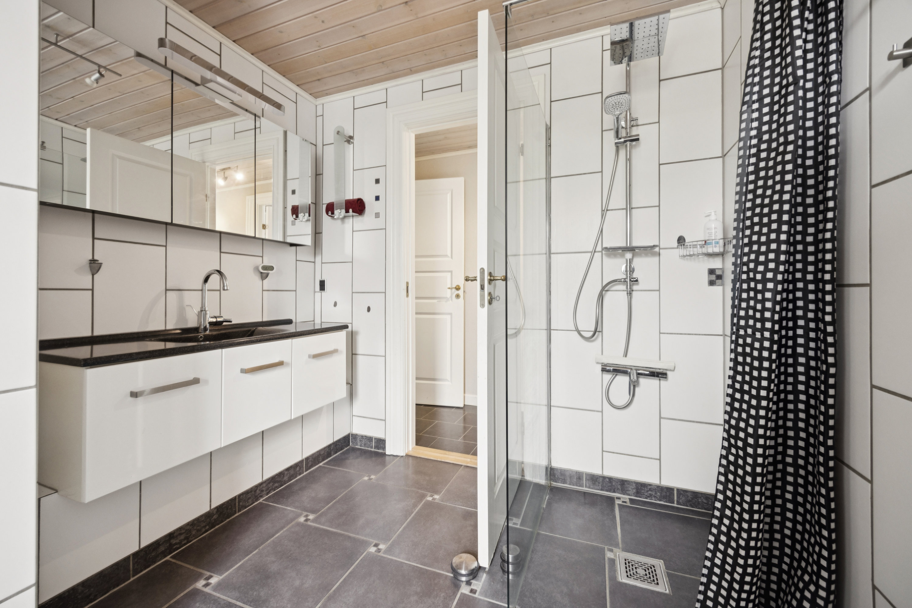 Fremhævet badeværelse billede i fuldskærmstilstand. Billede af Fjordblink 15, 9370 Hals