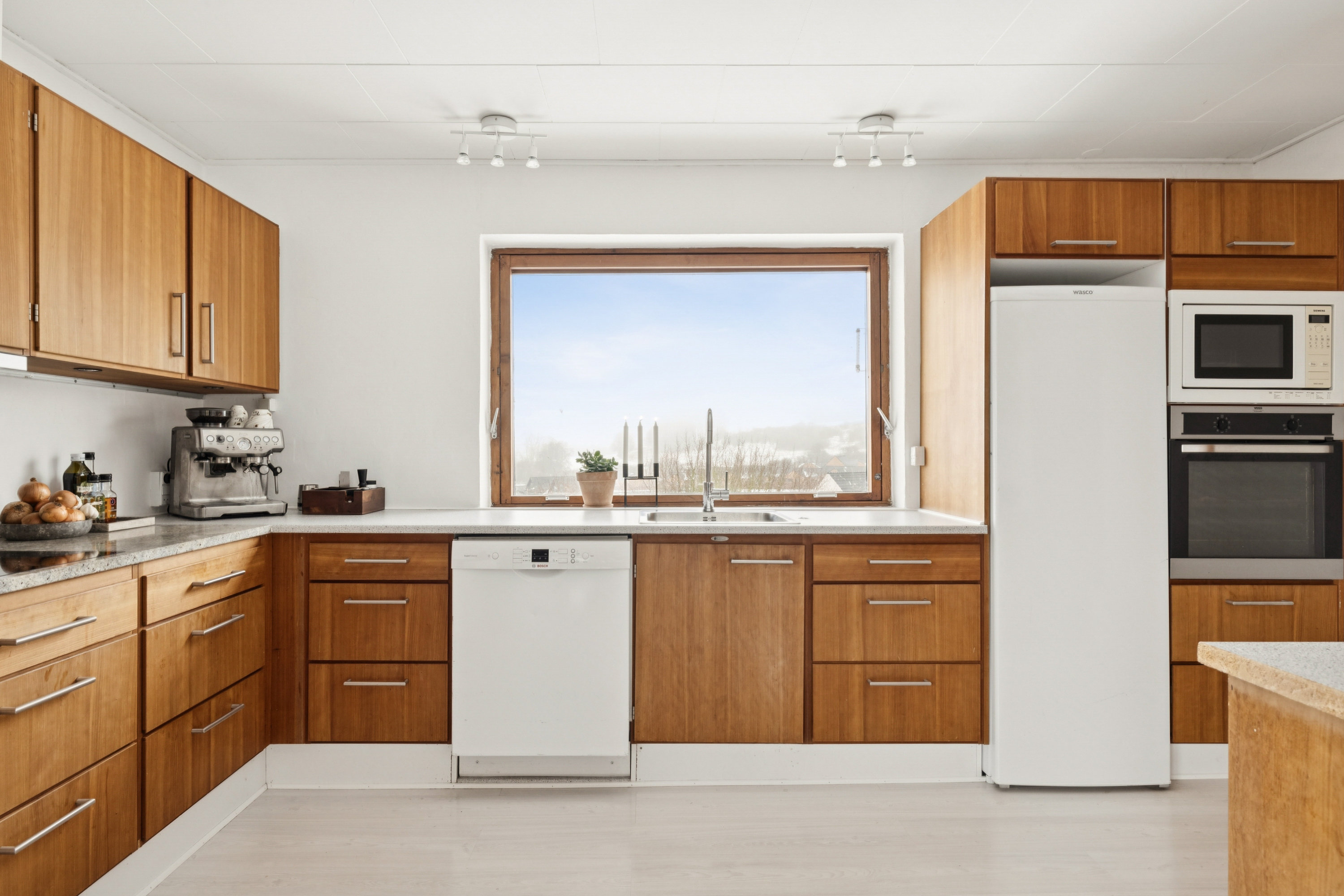 Fremhævet køkken billede i fuldskærmstilstand. Billede af Moesbakken 4, 8410 Rønde