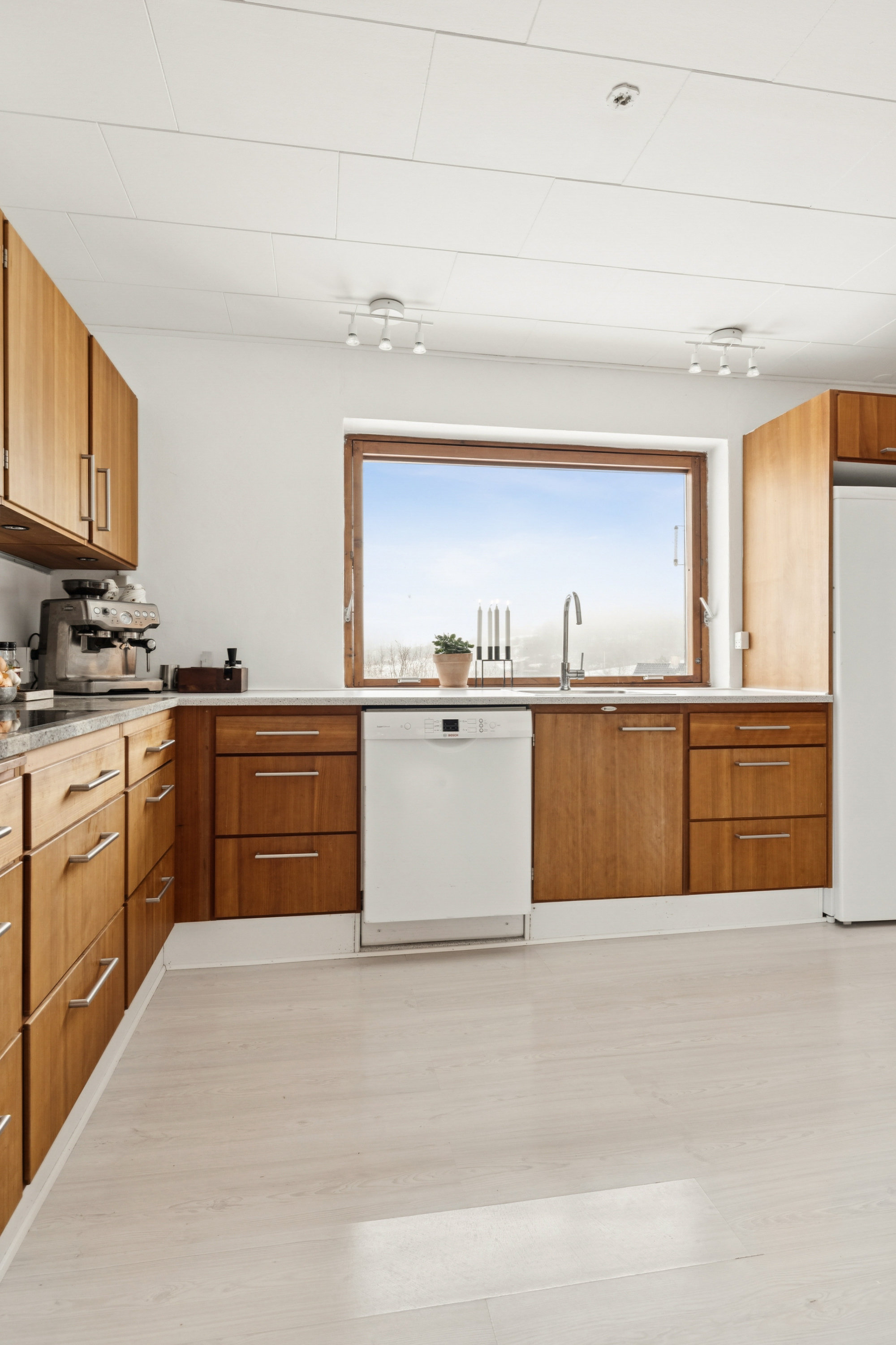 Fremhævet køkken billede i fuldskærmstilstand. Billede af Moesbakken 4, 8410 Rønde