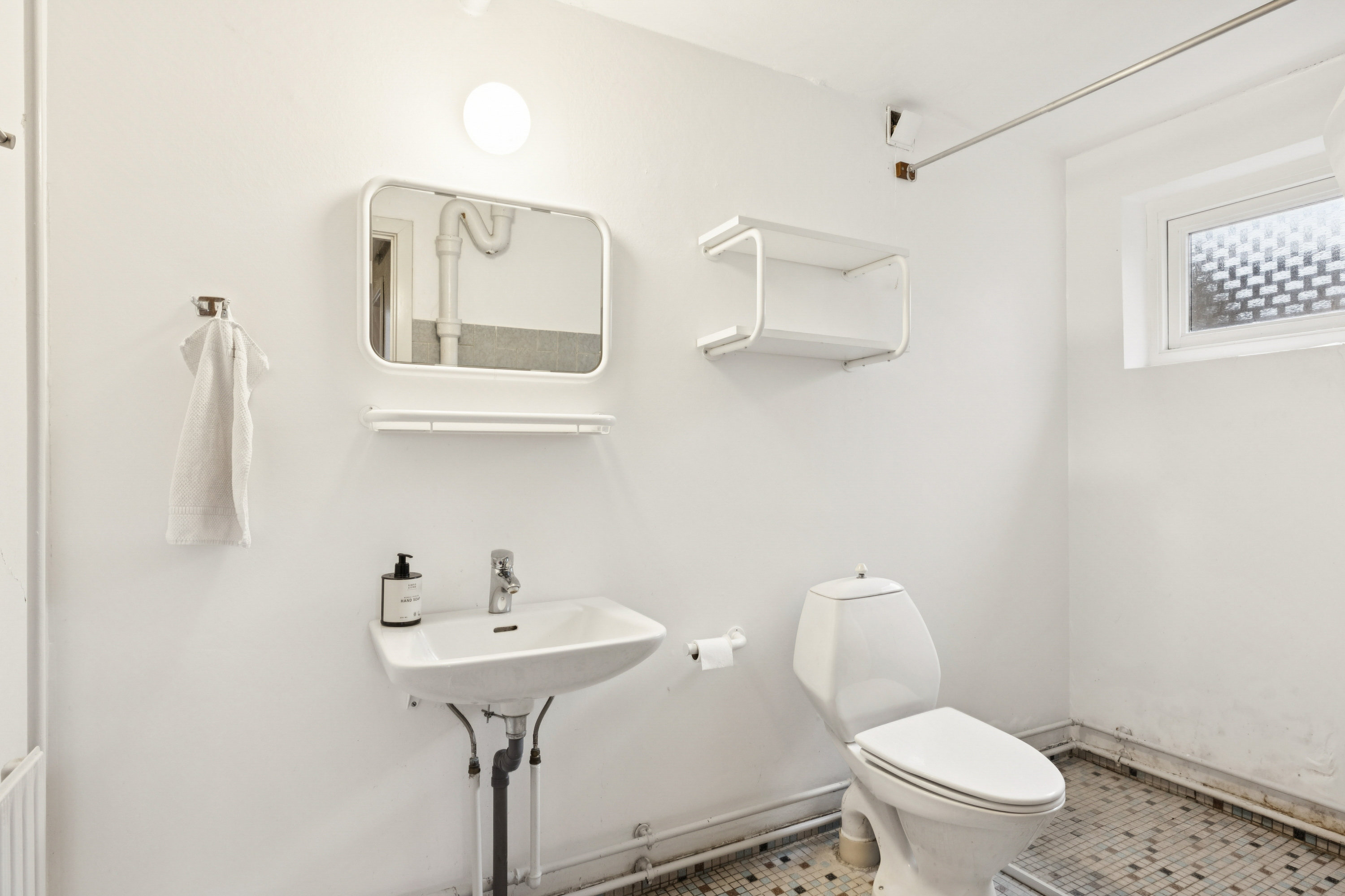 Fremhævet badeværelse billede i fuldskærmstilstand. Billede af Moesbakken 4, 8410 Rønde