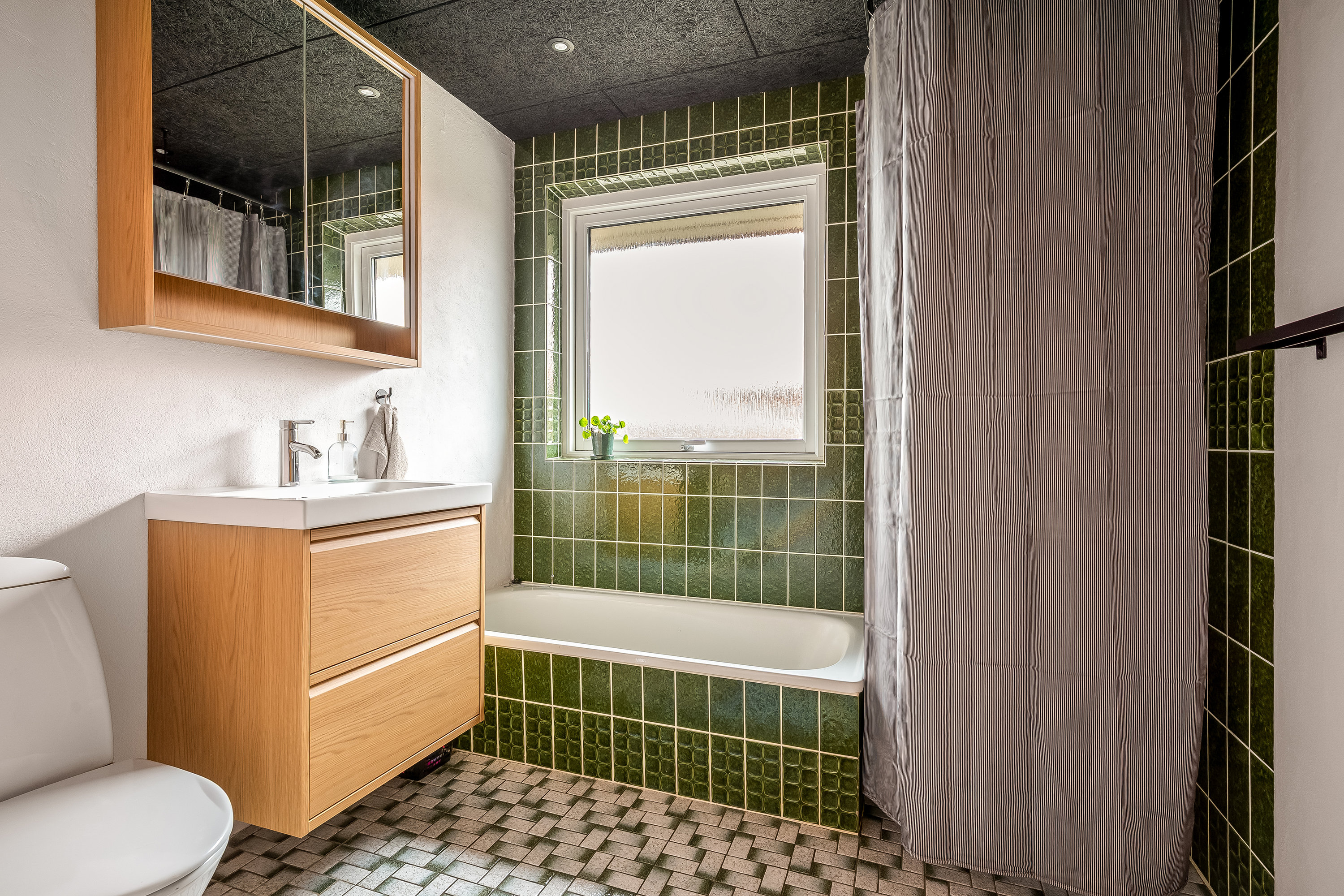 Fremhævet badeværelse billede i fuldskærmstilstand. Billede af Birkedalen 13, Lomborg, 7620 Lemvig