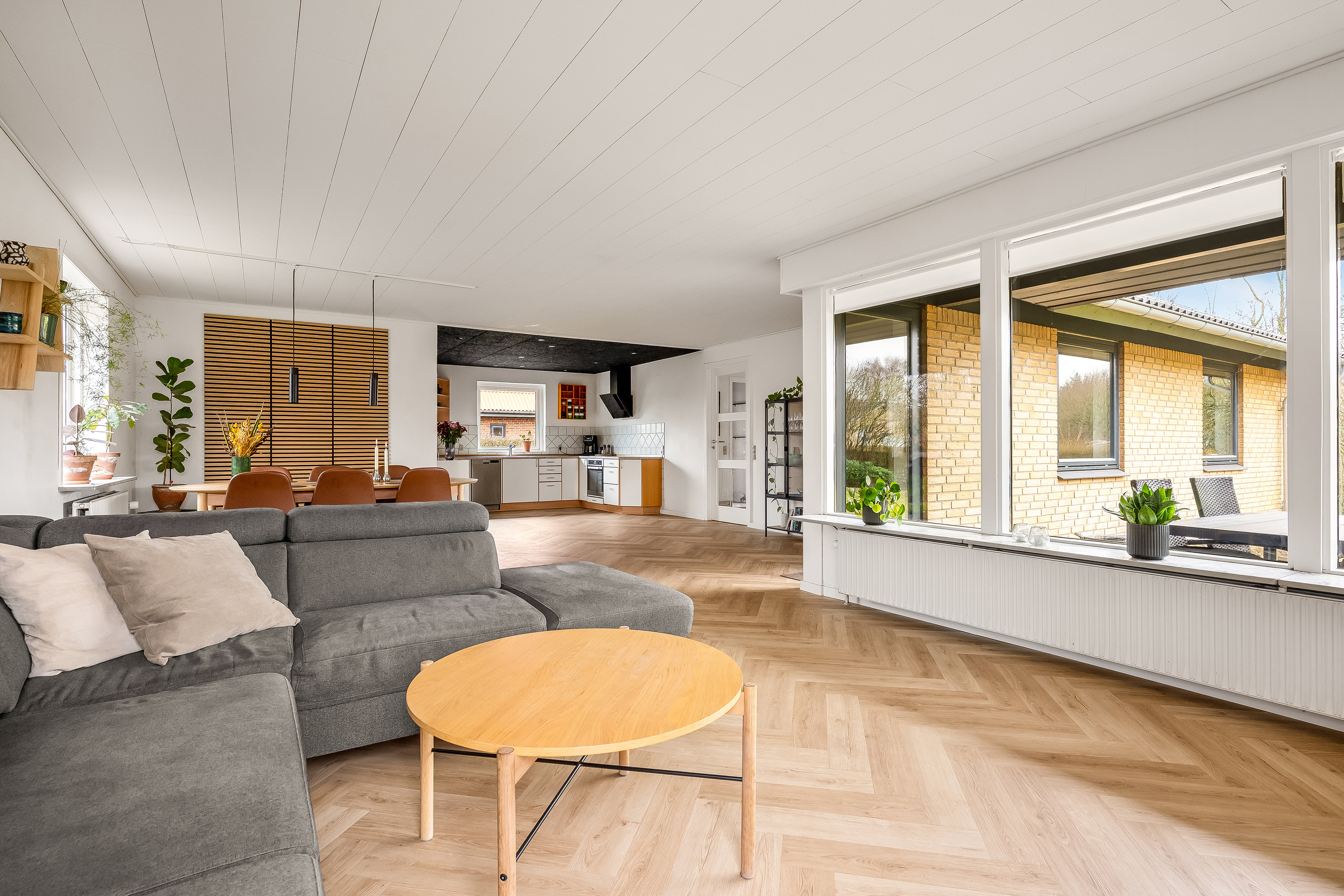 Fremhævet stue billede i fuldskærmstilstand. Billede af Birkedalen 13, Lomborg, 7620 Lemvig