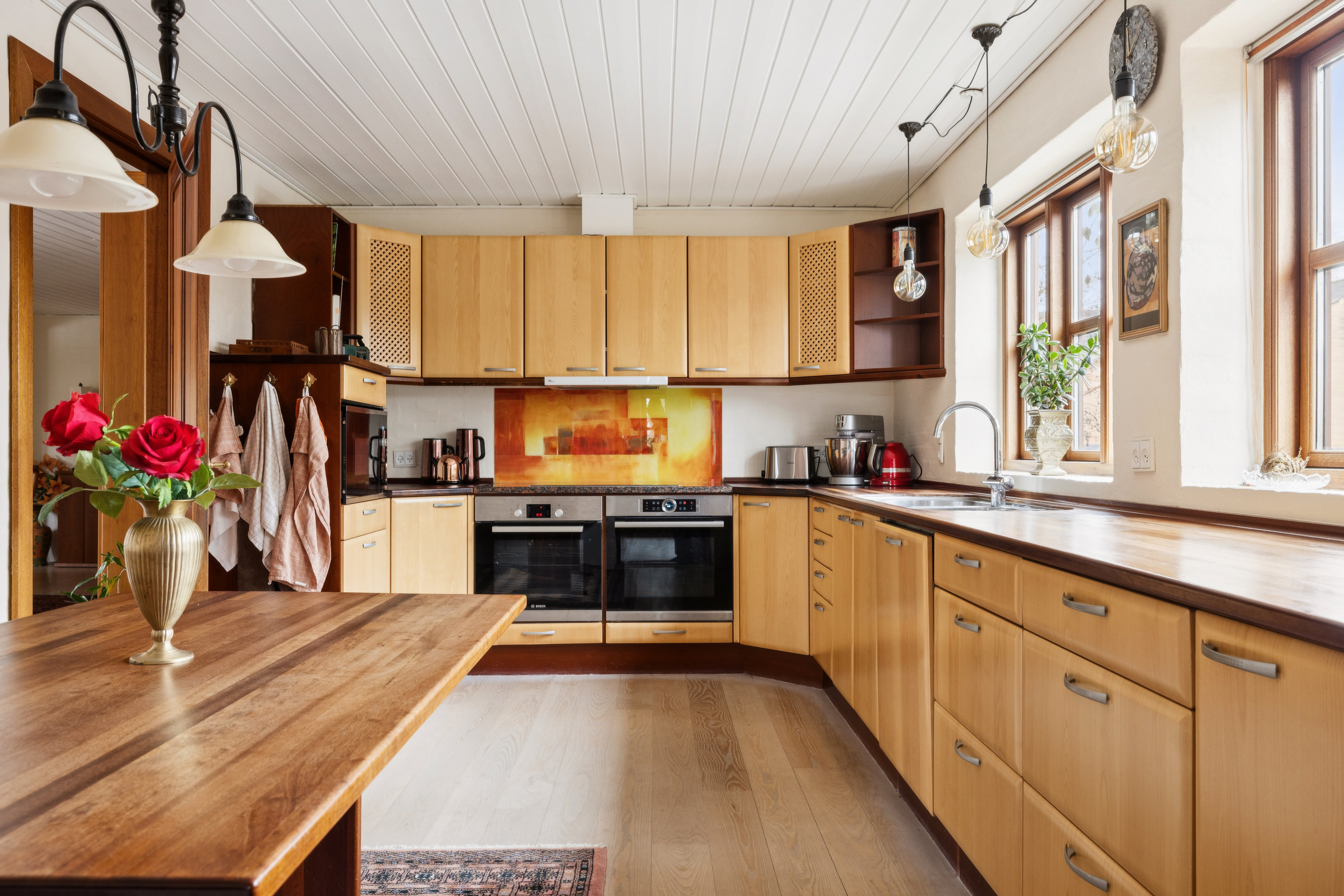 Fremhævet køkken billede i fuldskærmstilstand. Billede af Enebærvej 1, 5620 Glamsbjerg