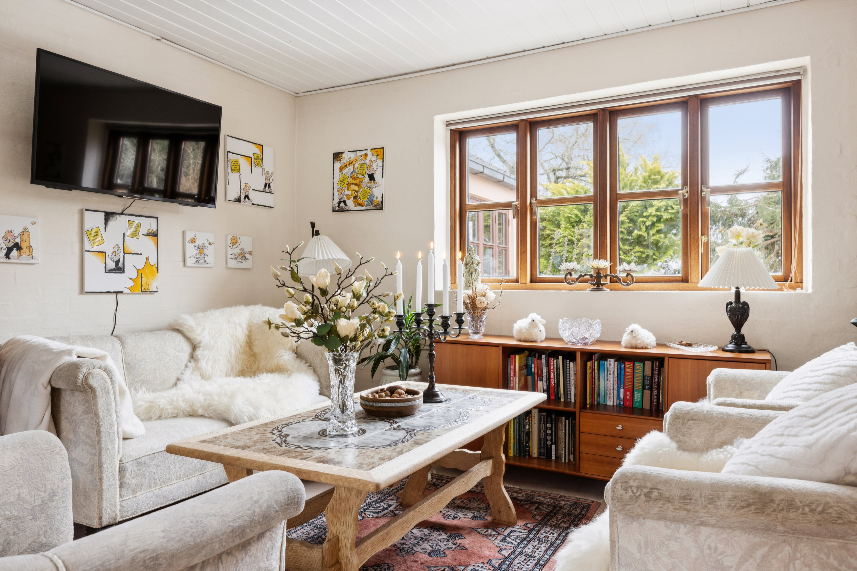 Fremhævet stue billede i fuldskærmstilstand. Billede af Enebærvej 1, 5620 Glamsbjerg