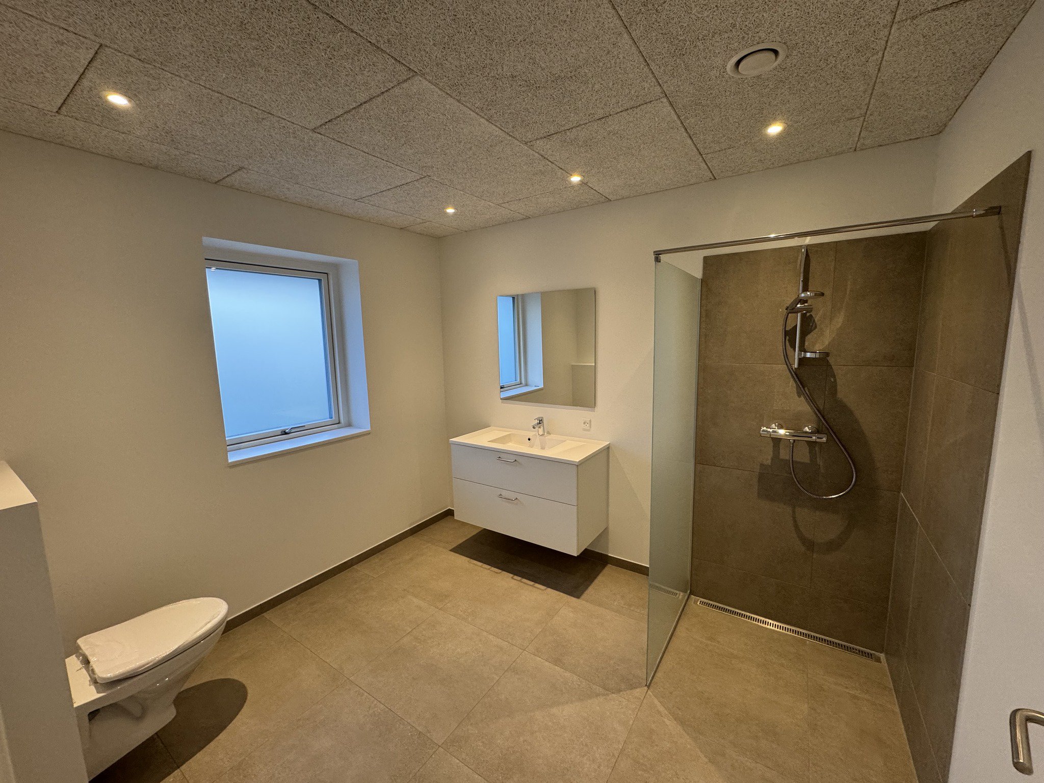 Fremhævet badeværelse billede i fuldskærmstilstand. Billede af Bilgårdsvej 25, 9382 Tylstrup