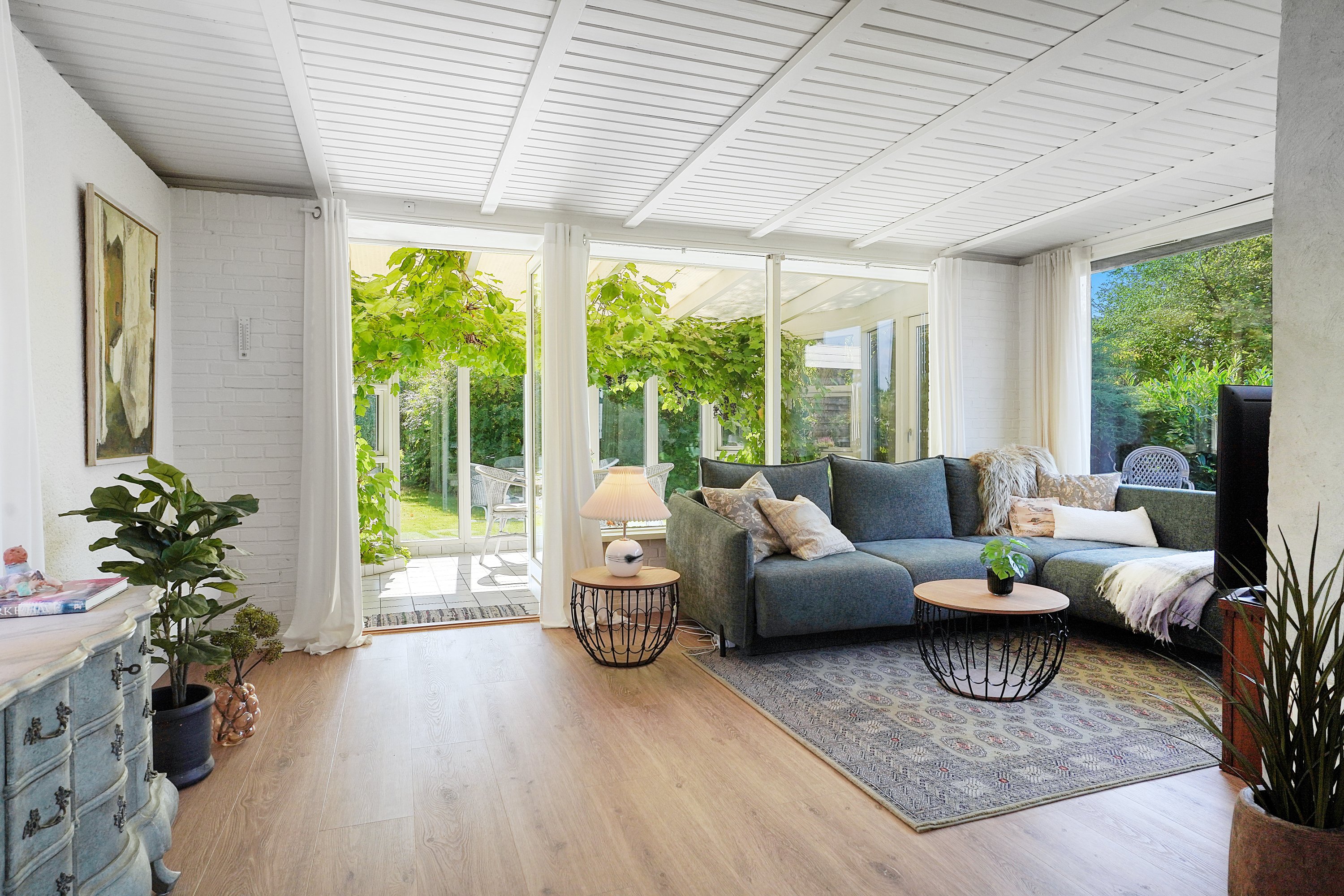 Fremhævet stue billede i fuldskærmstilstand. Billede af Ørnevej 11, 3120 Dronningmølle