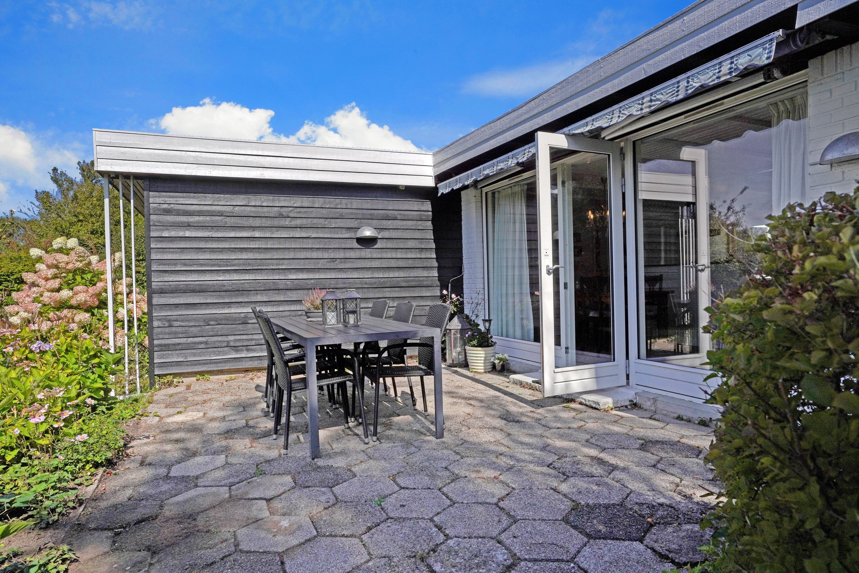 Fremhævet terrasse billede i fuldskærmstilstand. Billede af Ørnevej 11, 3120 Dronningmølle