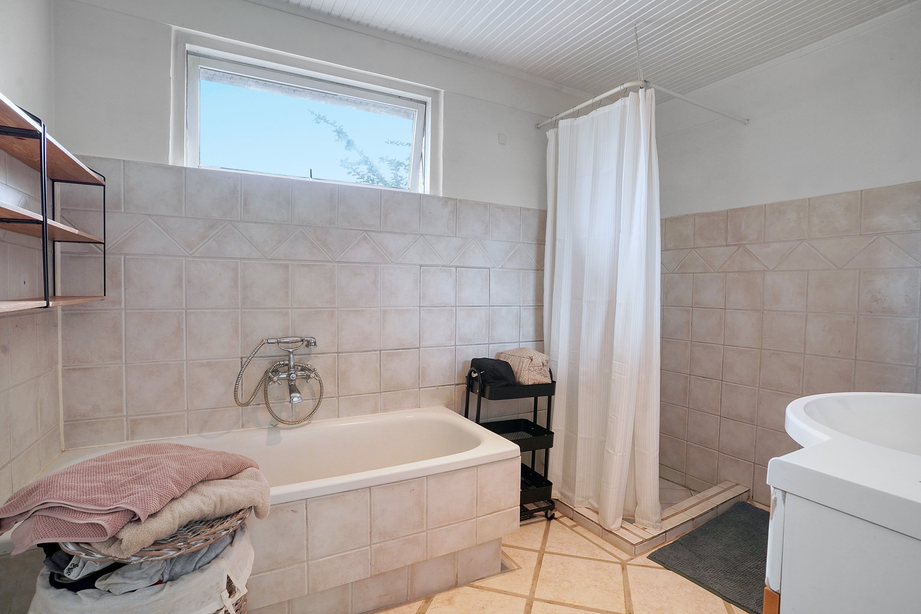 Fremhævet badeværelse billede i fuldskærmstilstand. Billede af Vænget 10, 3120 Dronningmølle