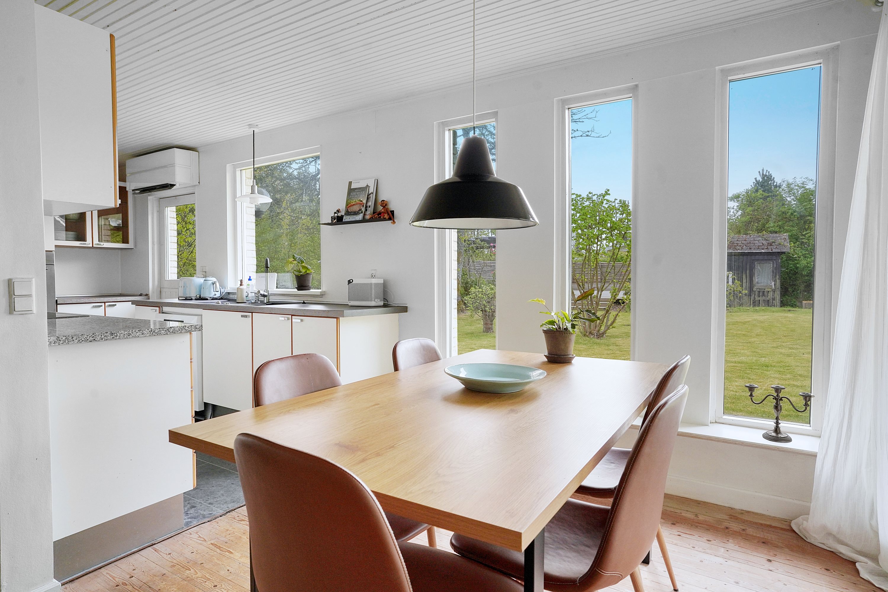 Fremhævet spisestue billede i fuldskærmstilstand. Billede af Vænget 10, 3120 Dronningmølle