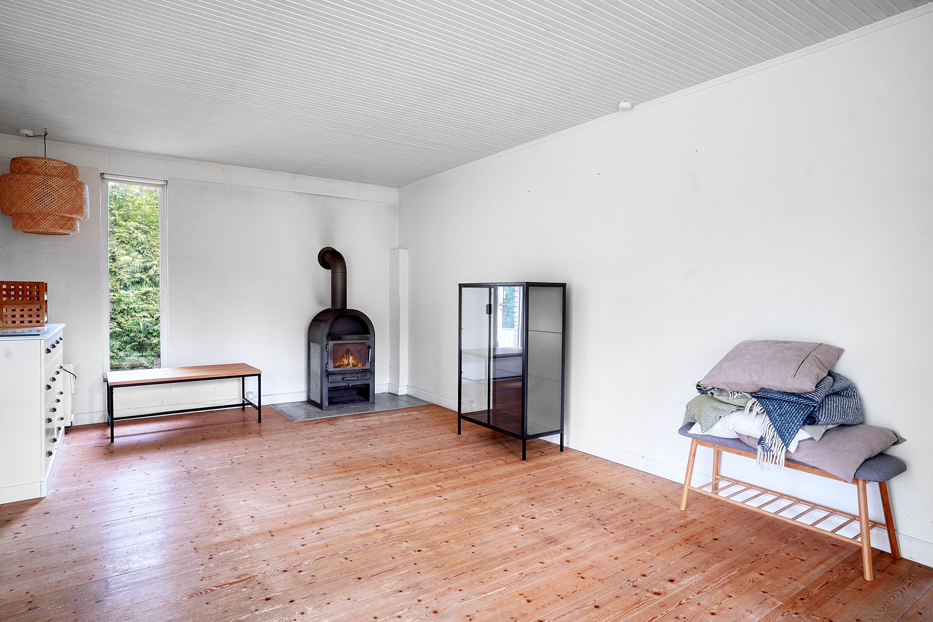 Fremhævet stue billede i fuldskærmstilstand. Billede af Vænget 10, 3120 Dronningmølle