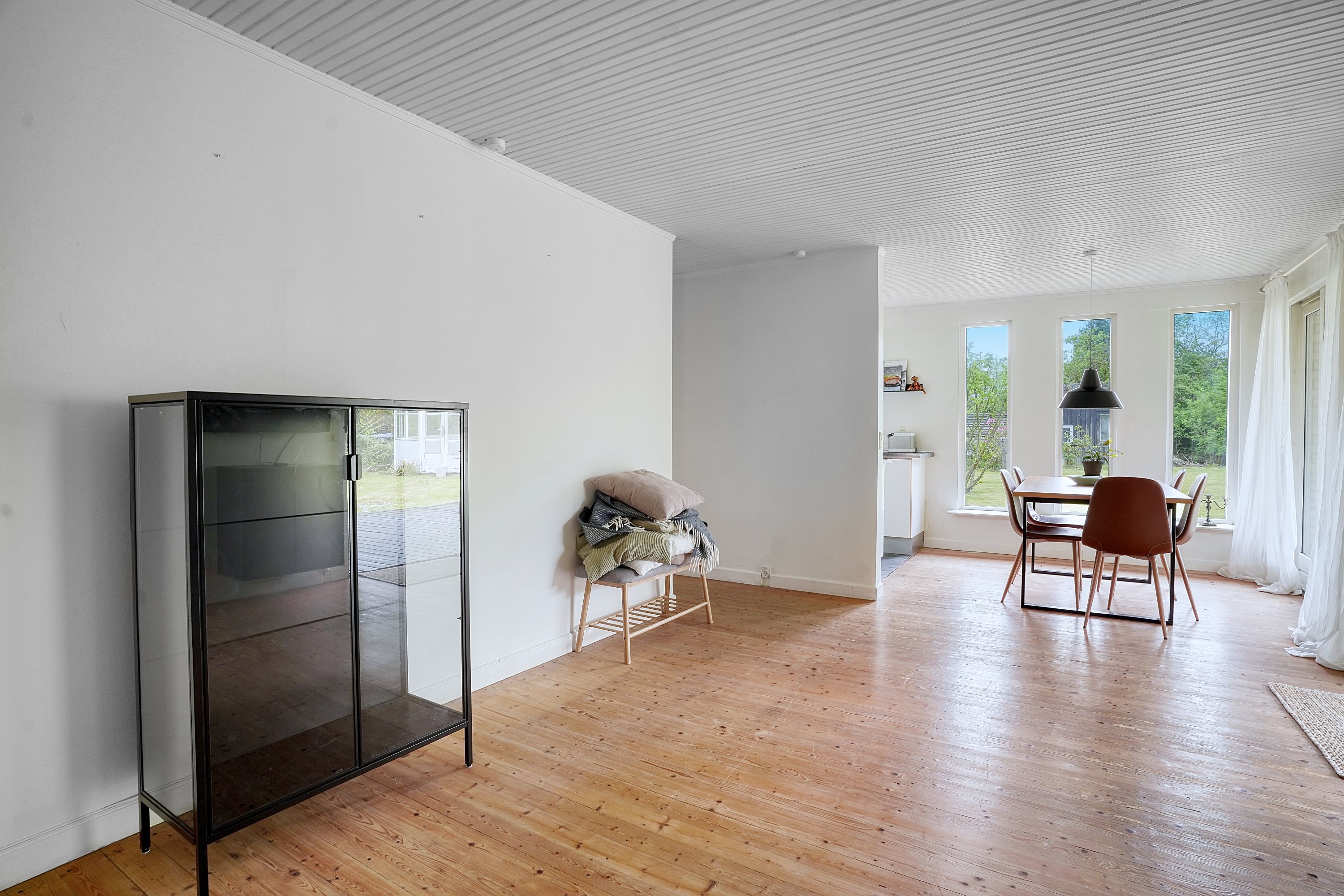 Fremhævet stue billede i fuldskærmstilstand. Billede af Vænget 10, 3120 Dronningmølle