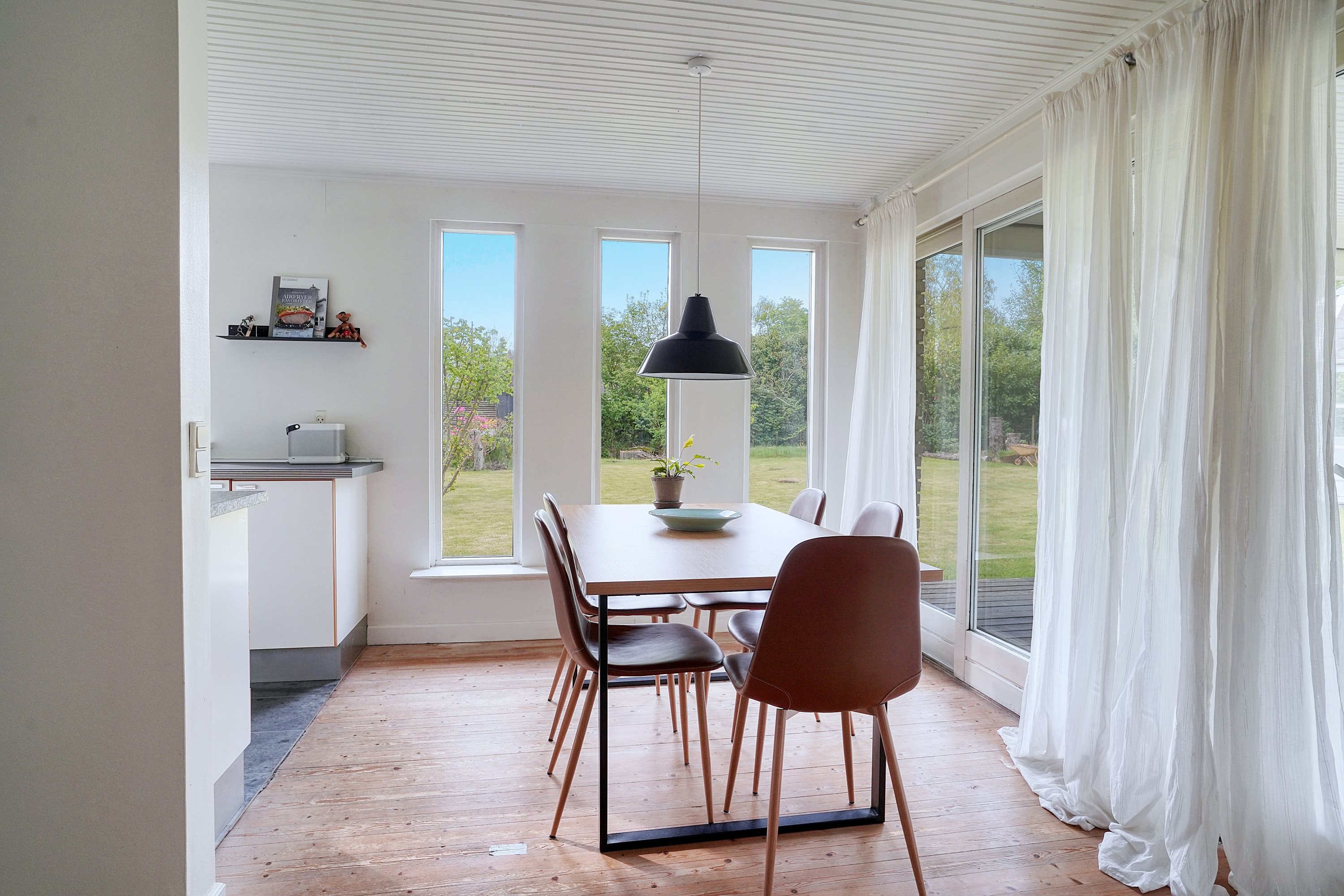 Fremhævet spisestue billede i fuldskærmstilstand. Billede af Vænget 10, 3120 Dronningmølle
