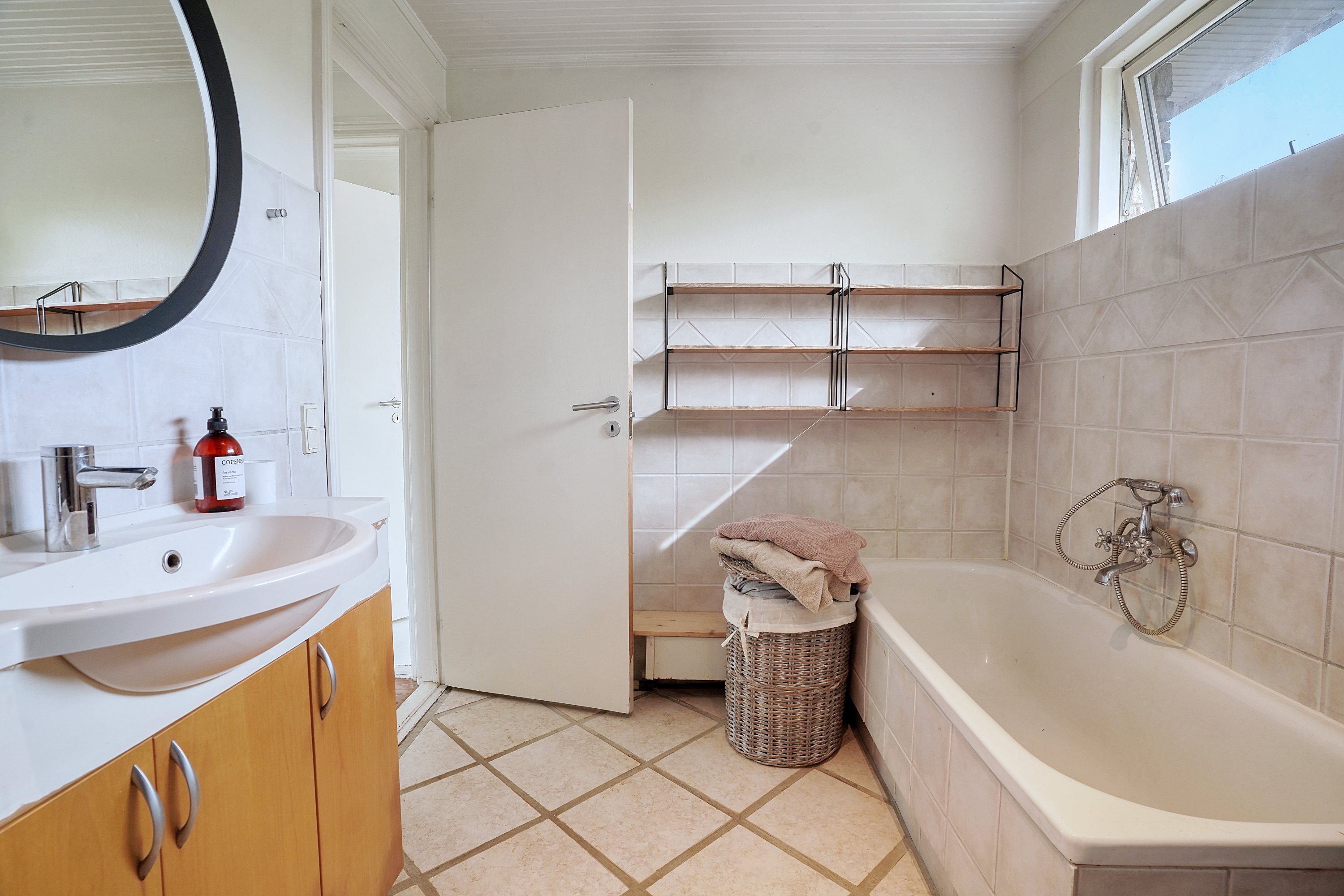 Fremhævet badeværelse billede i fuldskærmstilstand. Billede af Vænget 10, 3120 Dronningmølle