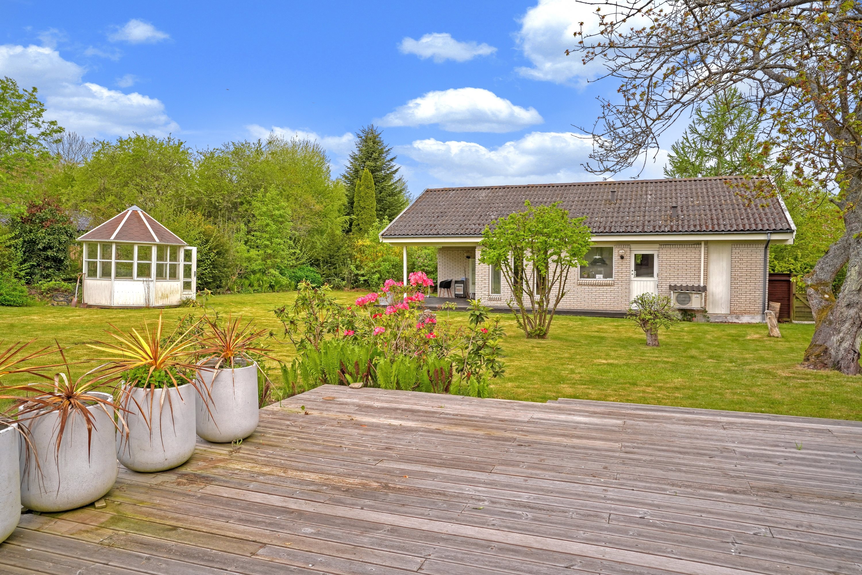 Fremhævet terrasse billede i fuldskærmstilstand. Billede af Vænget 10, 3120 Dronningmølle