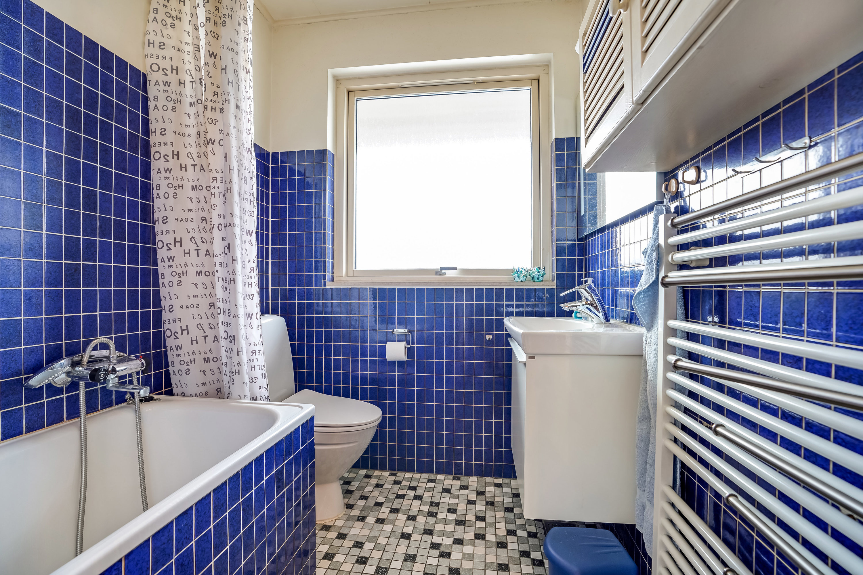 Fremhævet badeværelse billede i fuldskærmstilstand. Billede af Søndervang 23, Ølholm, 7160 Tørring