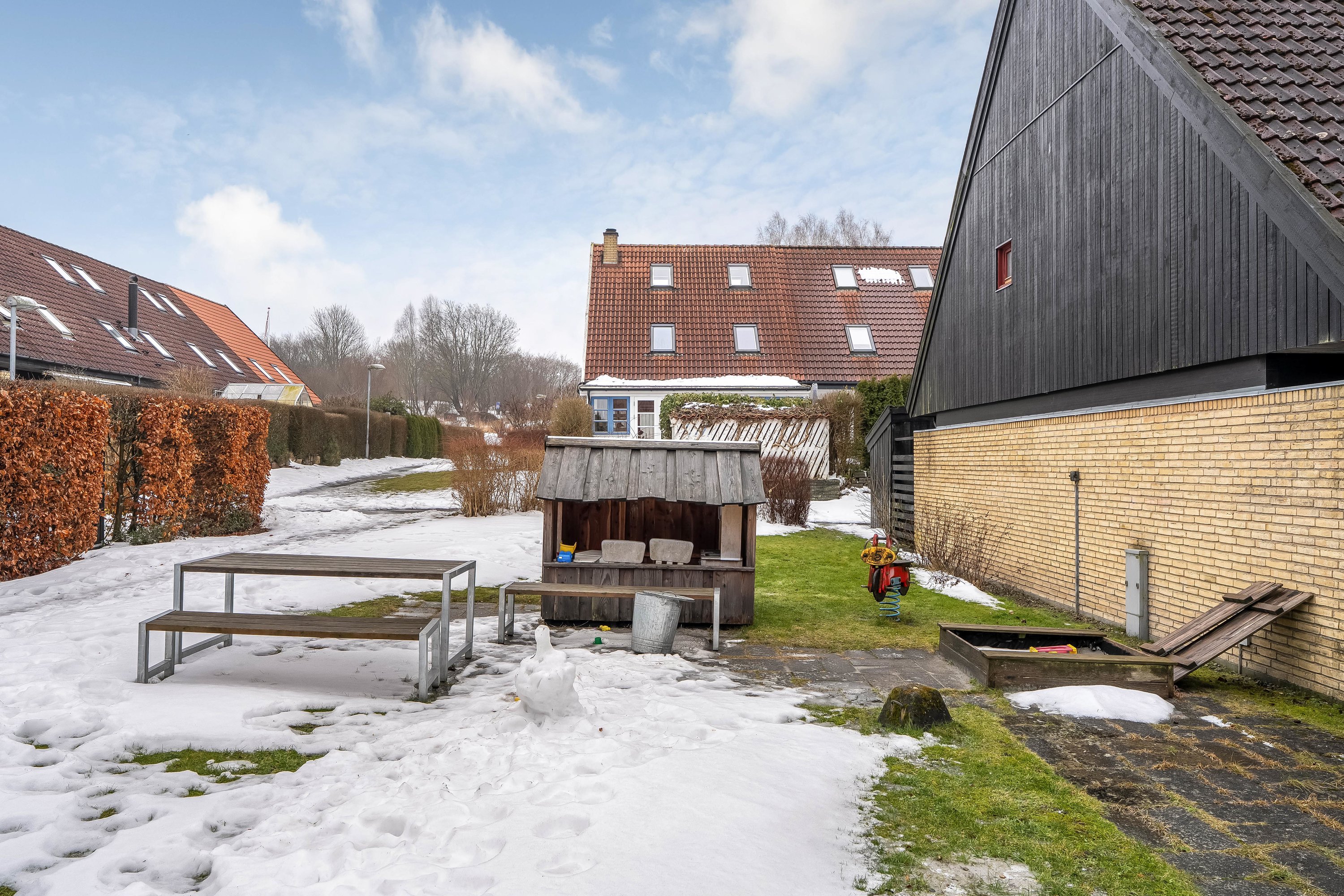 Fremhævet facade billede i fuldskærmstilstand. Billede af Slåenbækken 6, Ny Hammersholt, 3400 Hillerød