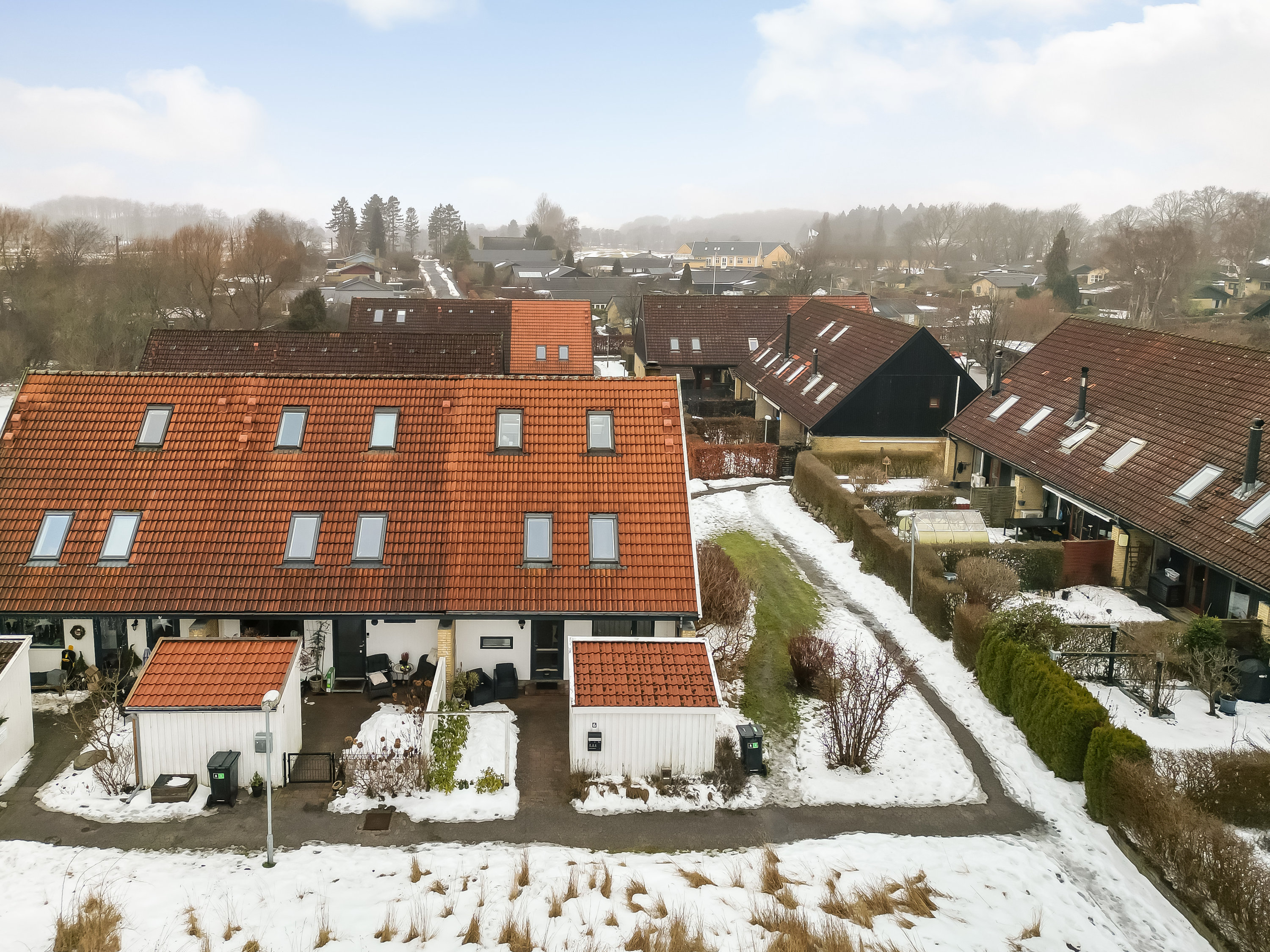 Fremhævet facade billede i fuldskærmstilstand. Billede af Slåenbækken 6, Ny Hammersholt, 3400 Hillerød