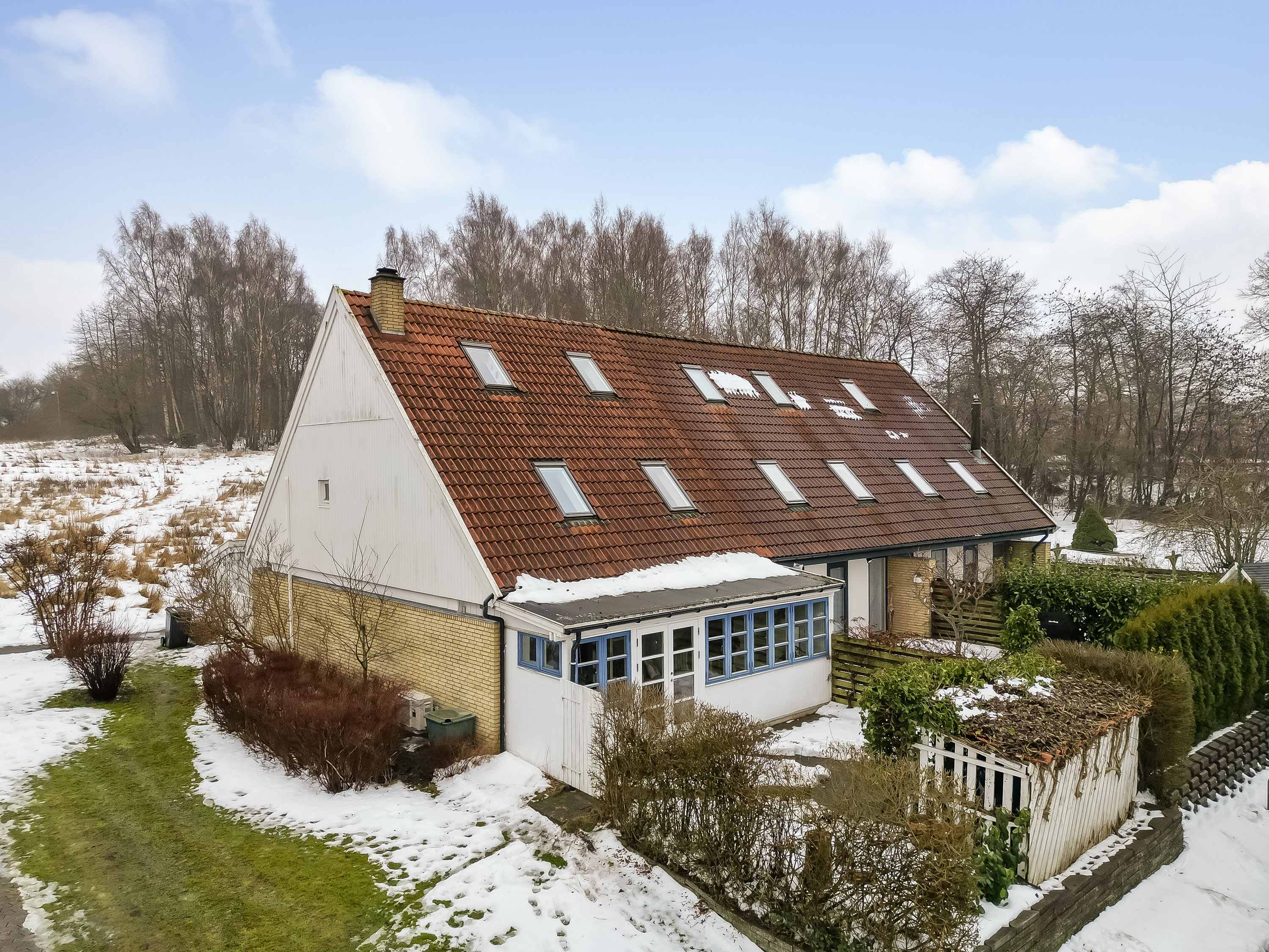 Fremhævet facade billede i fuldskærmstilstand. Billede af Slåenbækken 6, Ny Hammersholt, 3400 Hillerød