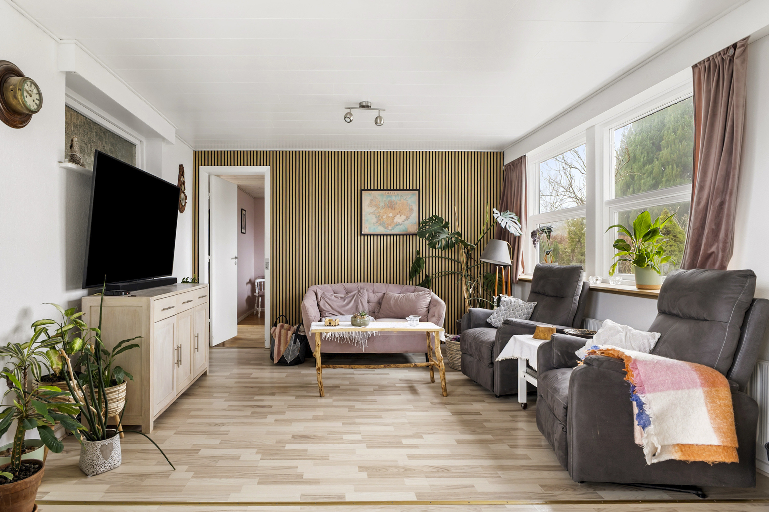 Fremhævet stue billede i fuldskærmstilstand. Billede af Søndermarken 9, Jels, 6630 Rødding