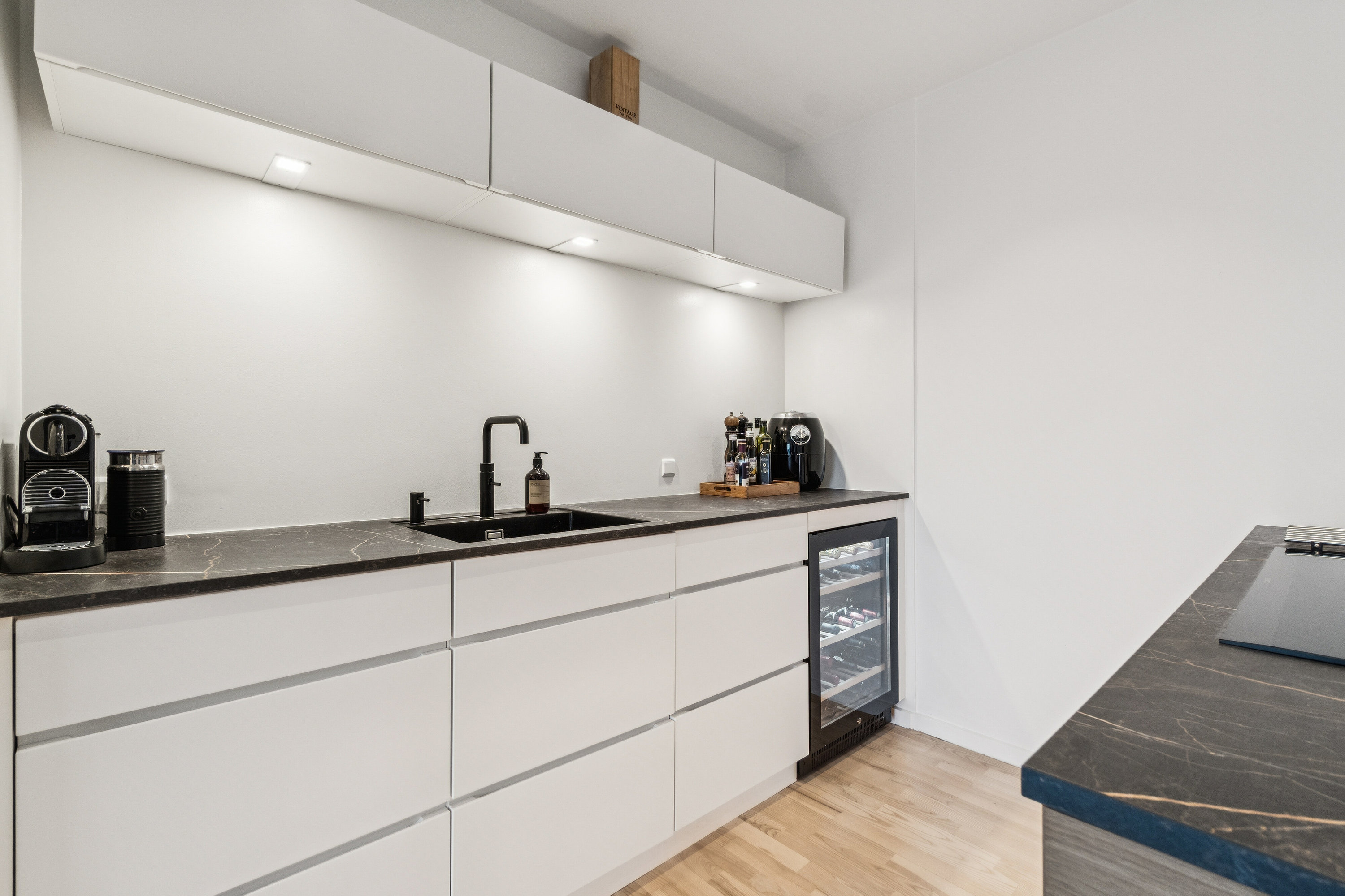 Fremhævet køkken billede i fuldskærmstilstand. Billede af Carl Th. Zahles Gade 6, 5. th., 2300 København S