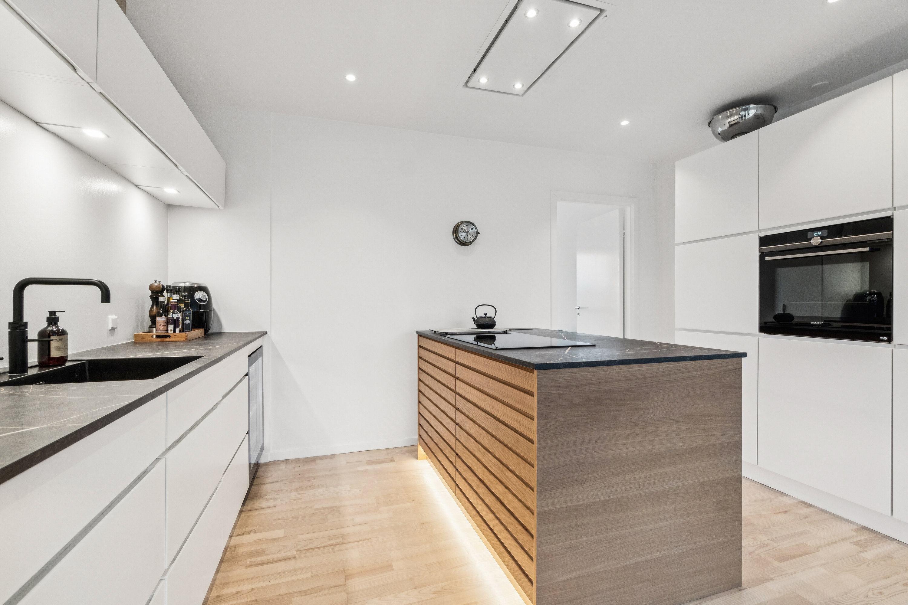 Fremhævet køkken billede i fuldskærmstilstand. Billede af Carl Th. Zahles Gade 6, 5. th., 2300 København S