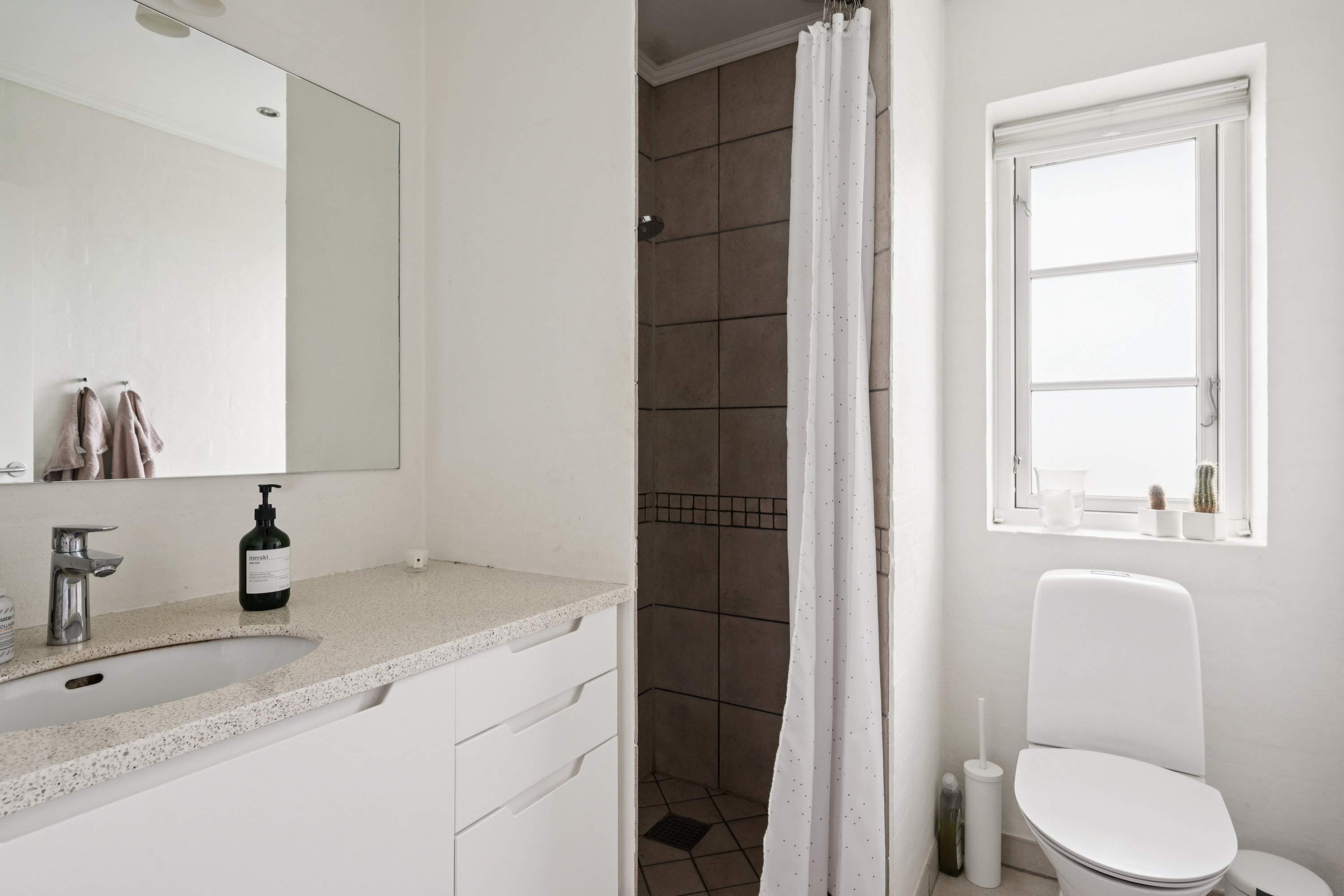 Fremhævet badeværelse billede i fuldskærmstilstand. Billede af Højager 76, 8382 Hinnerup