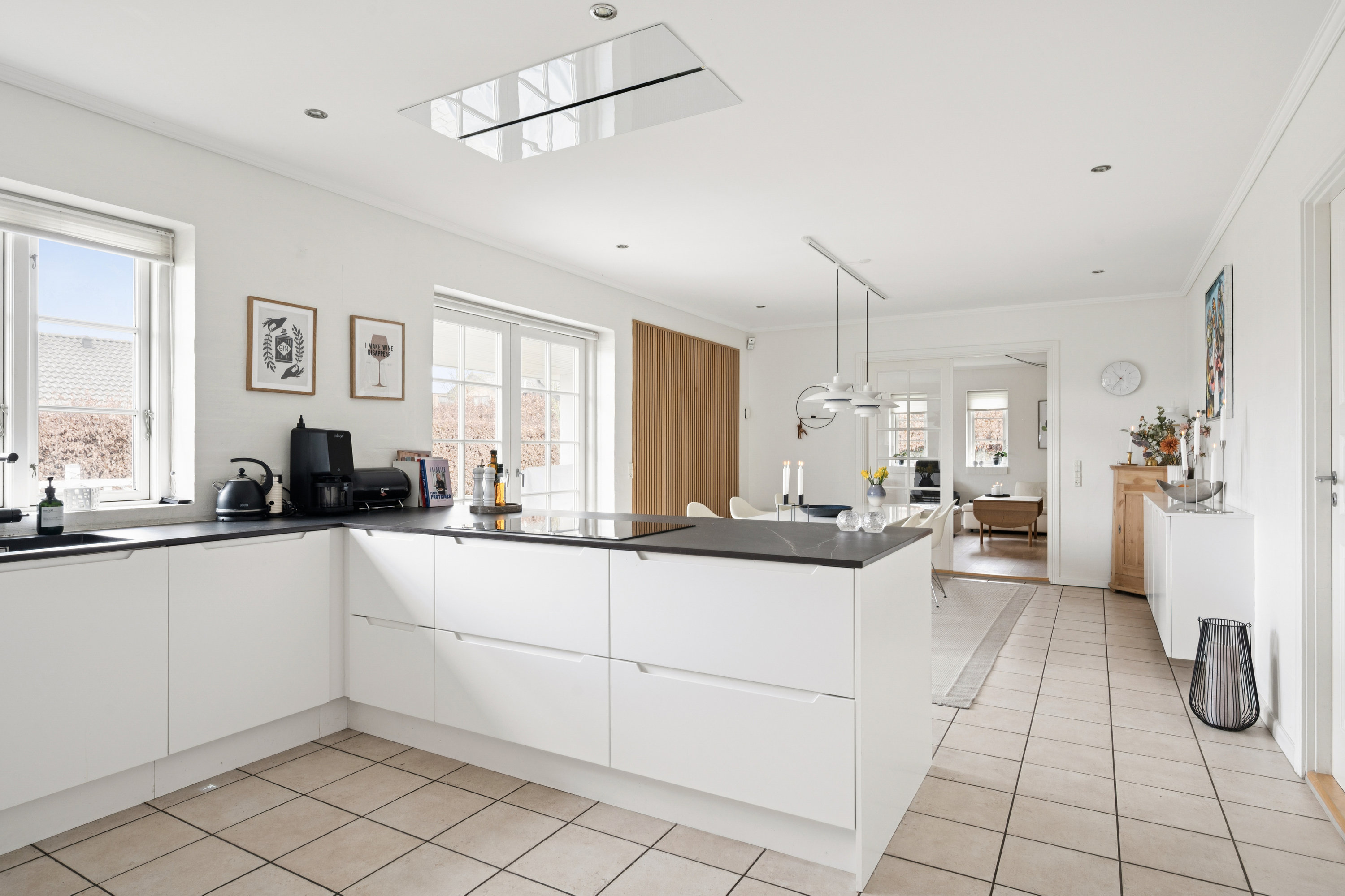 Fremhævet køkken billede i fuldskærmstilstand. Billede af Højager 76, 8382 Hinnerup