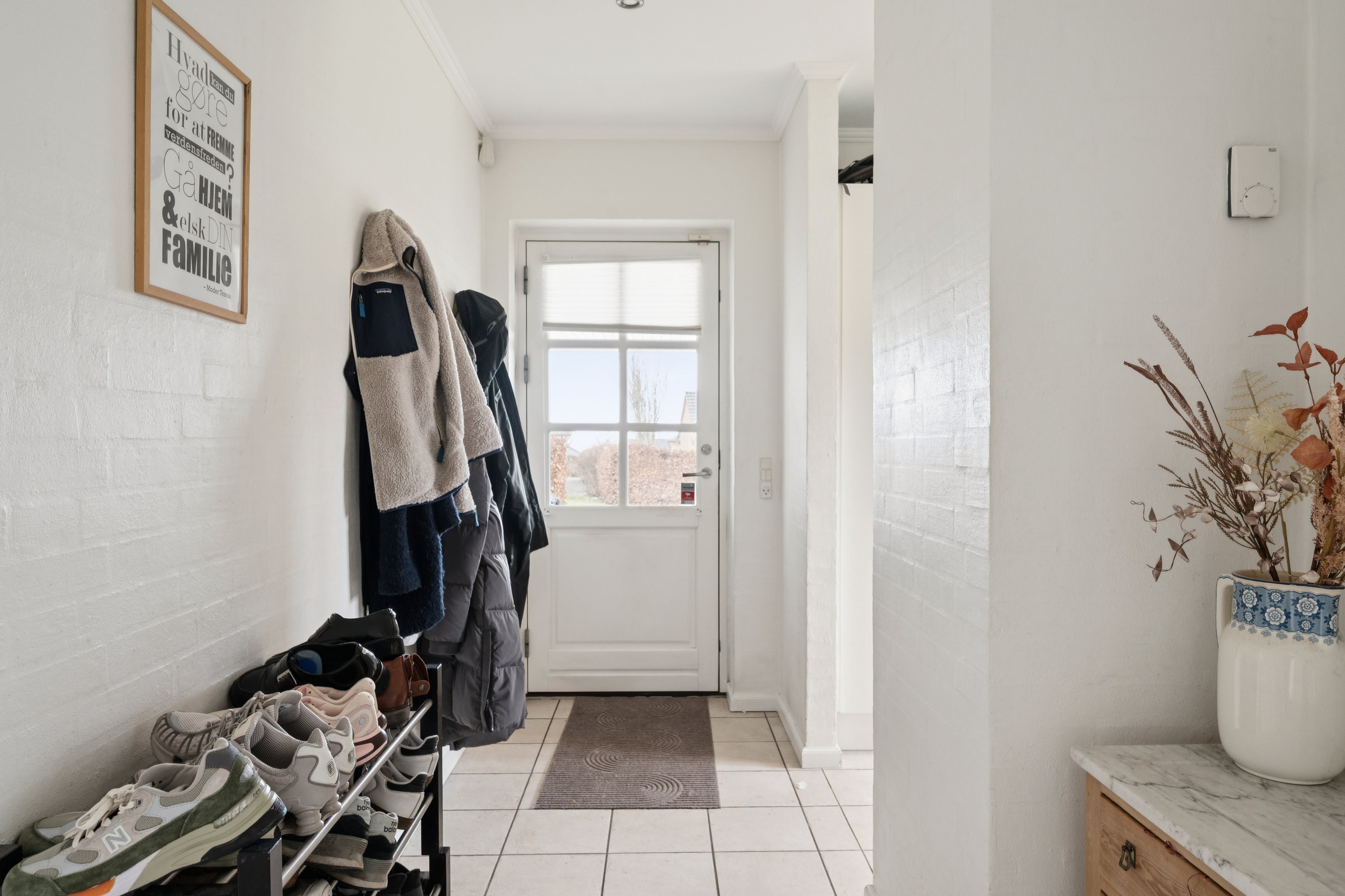 Fremhævet gang billede i fuldskærmstilstand. Billede af Højager 76, 8382 Hinnerup