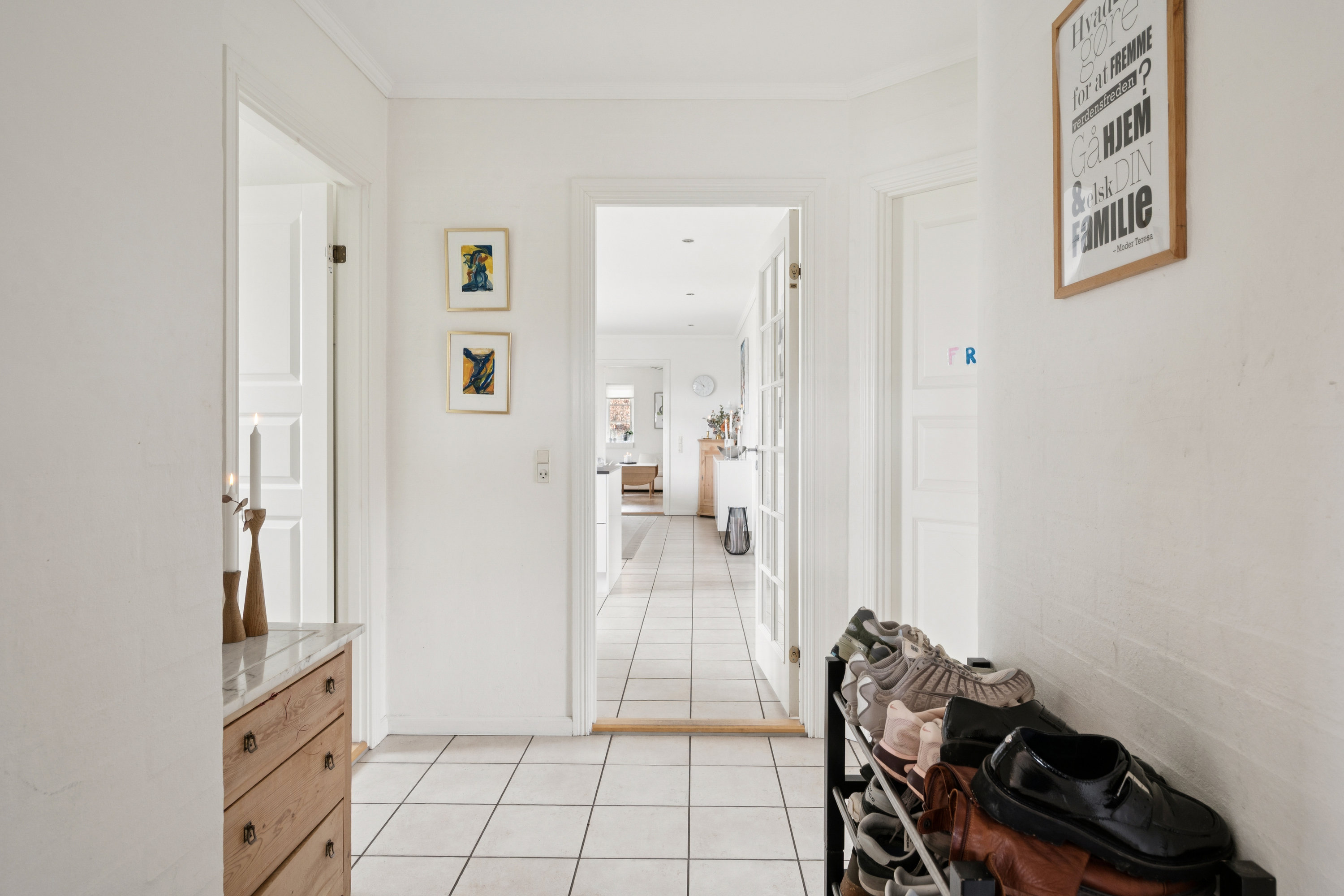 Fremhævet gang billede i fuldskærmstilstand. Billede af Højager 76, 8382 Hinnerup