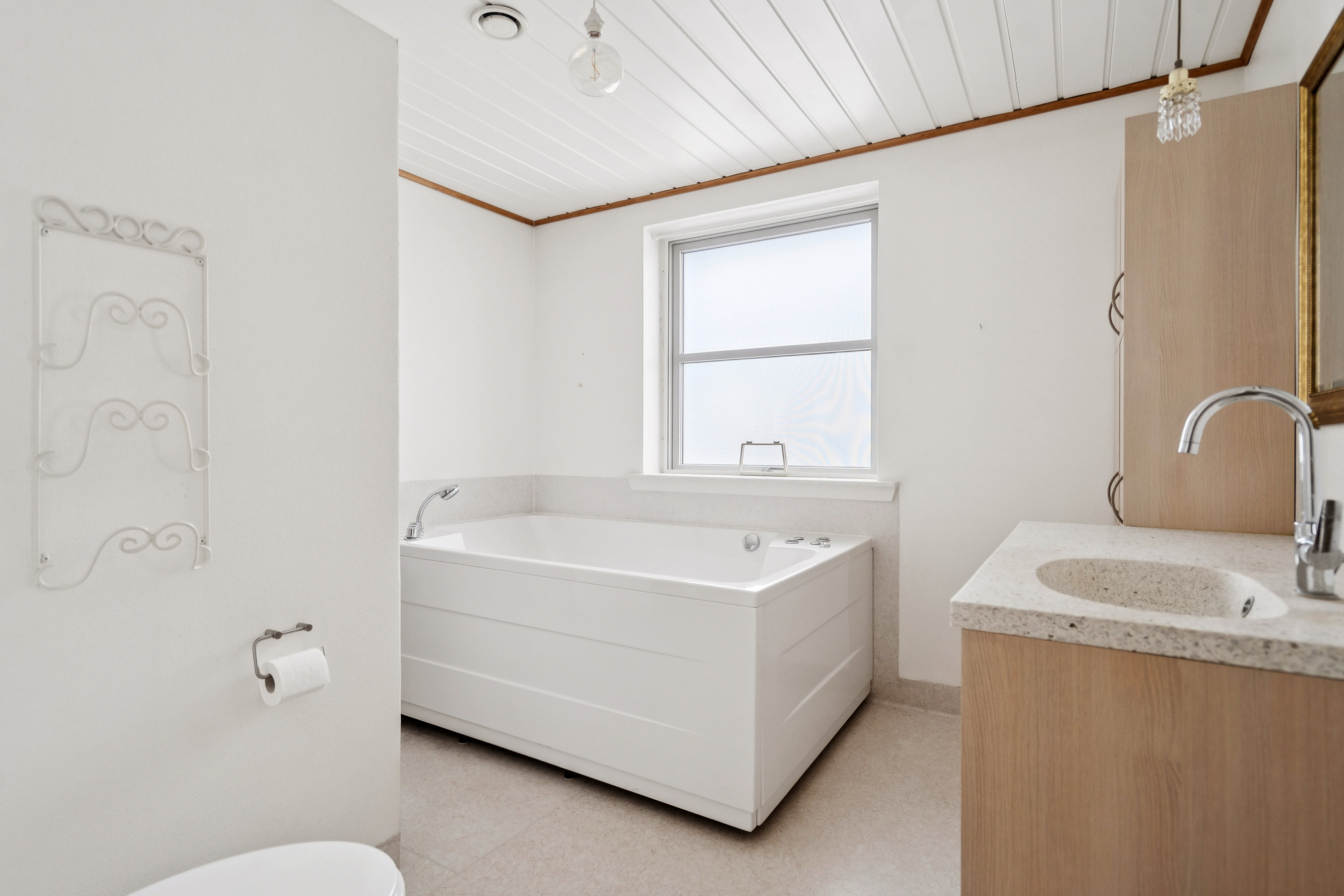 Fremhævet badeværelse billede i fuldskærmstilstand. Billede af Agerledet 36, 9850 Hirtshals