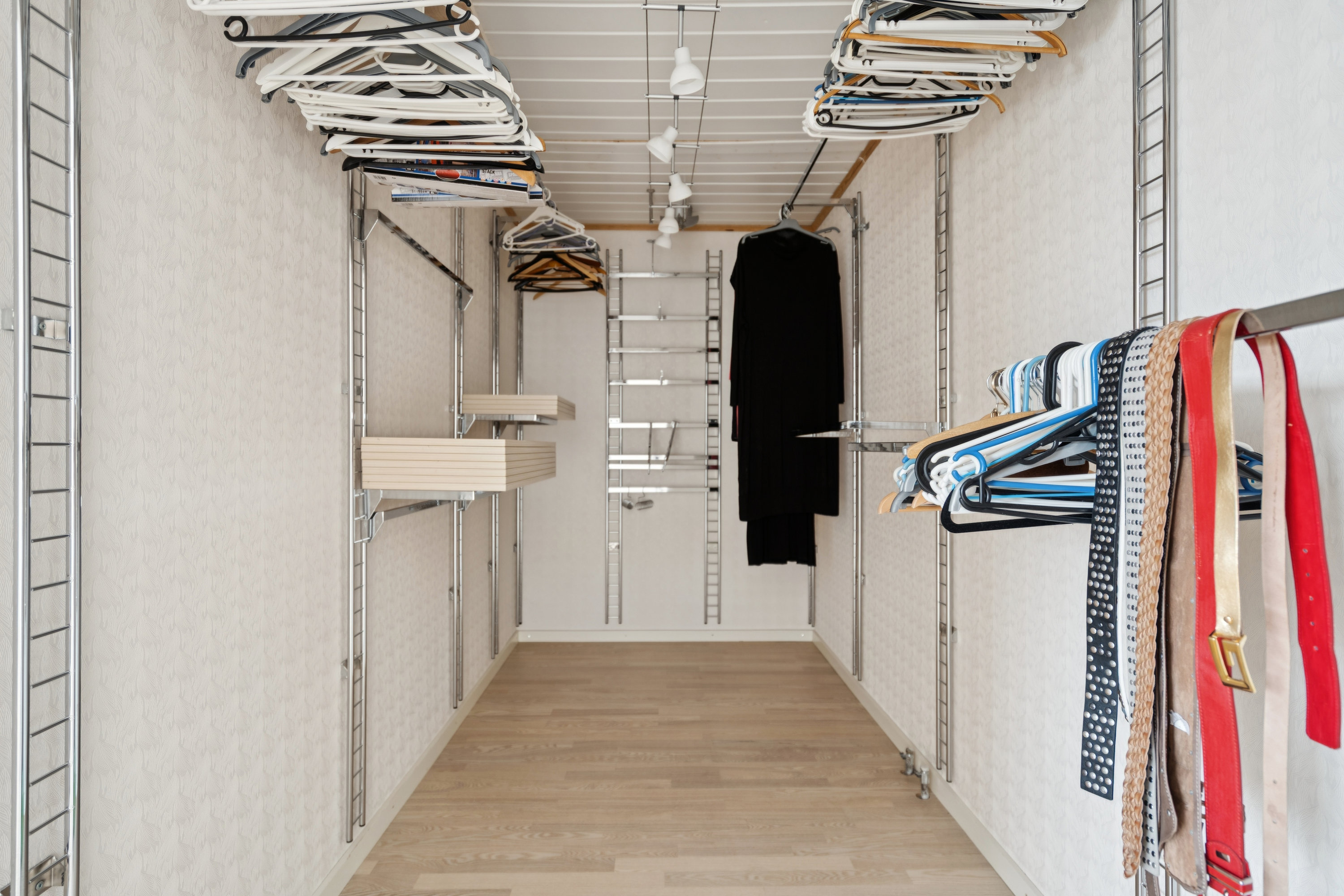 Fremhævet garderobe billede i fuldskærmstilstand. Billede af Agerledet 36, 9850 Hirtshals