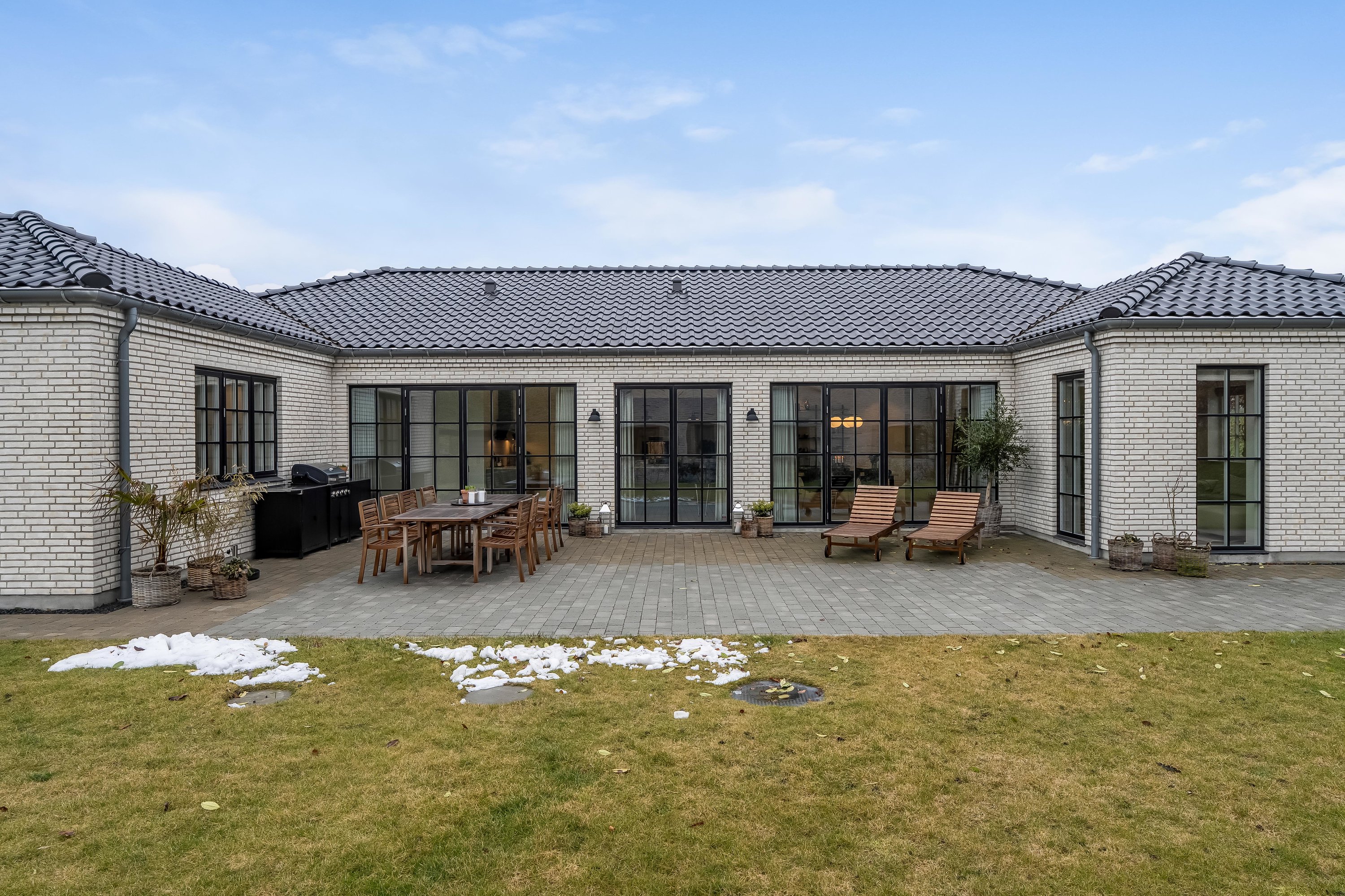 Fremhævet facade billede i fuldskærmstilstand. Billede af Amorbuen 4, 3400 Hillerød