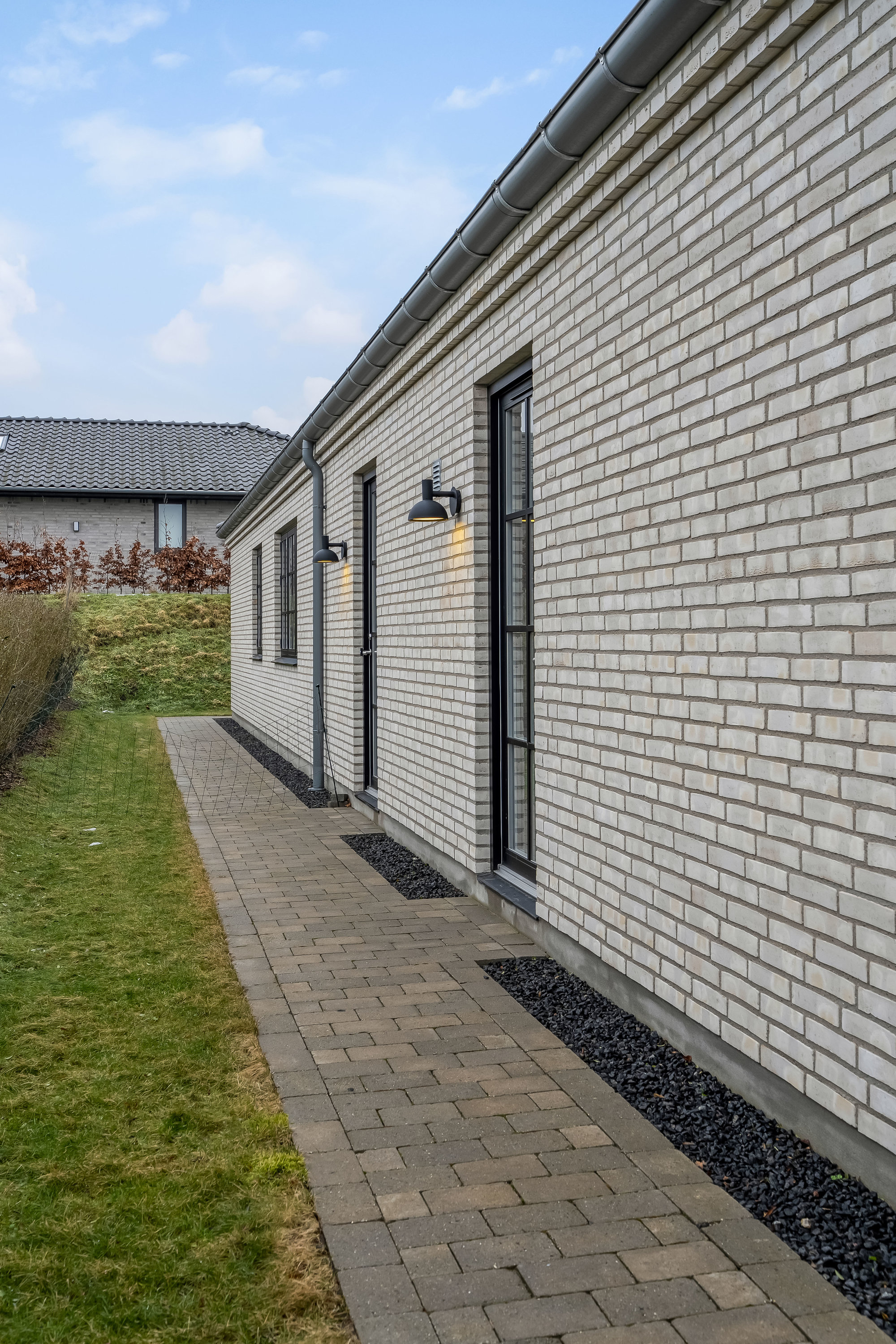 Fremhævet facade billede i fuldskærmstilstand. Billede af Amorbuen 4, 3400 Hillerød