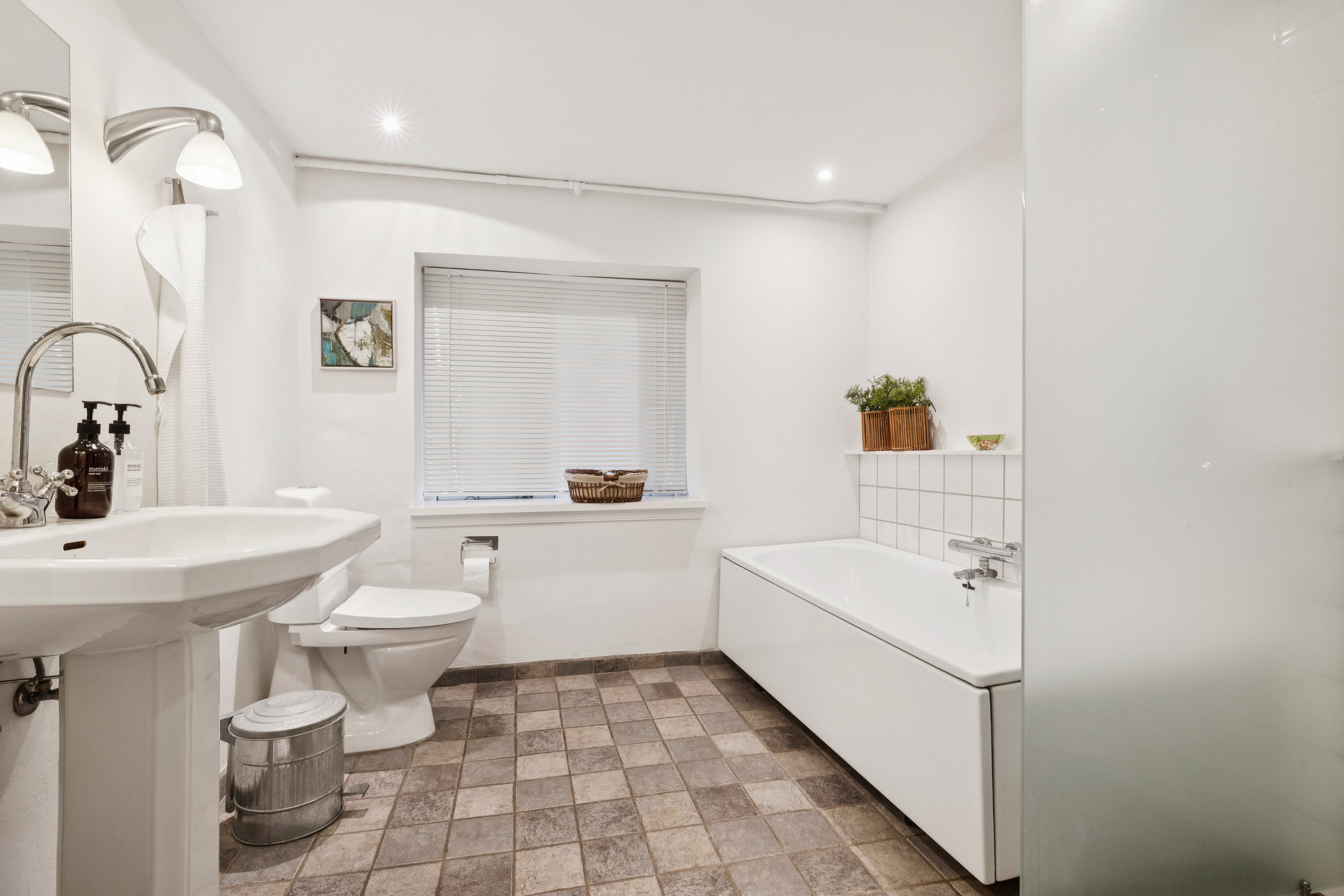 Fremhævet badeværelse - kælder billede i fuldskærmstilstand. Billede af Sølystvej 16, 8660 Skanderborg