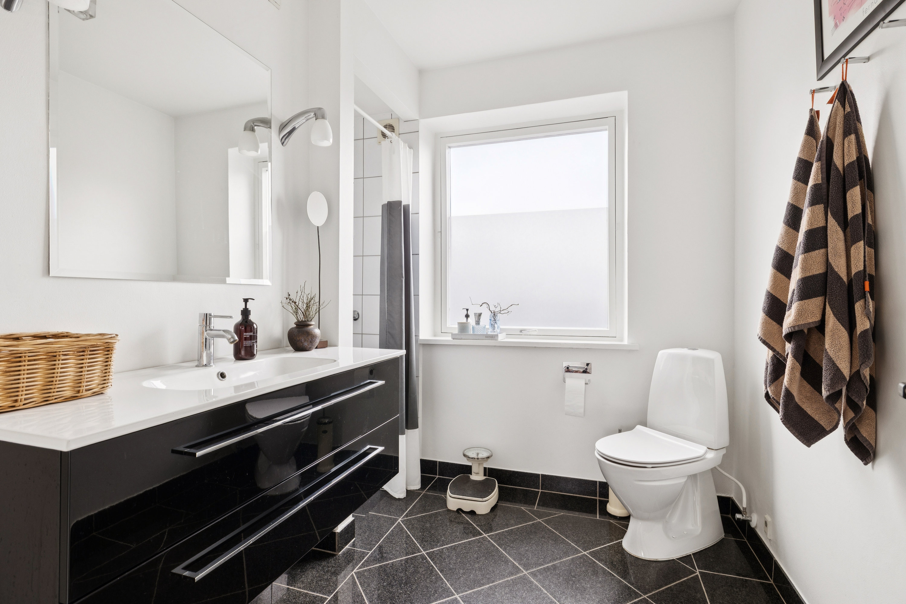 Fremhævet badeværelse - stueplan billede i fuldskærmstilstand. Billede af Sølystvej 16, 8660 Skanderborg